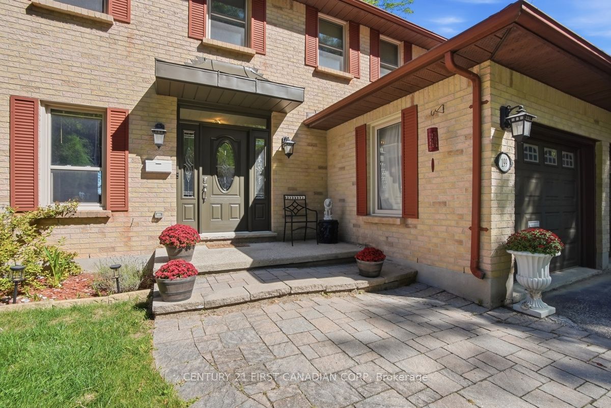 199 Somerset Crescent Property Photo 3