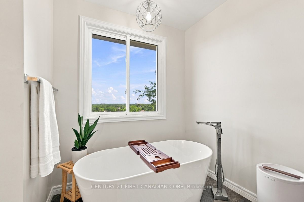 199 Somerset Crescent Property Photo 33