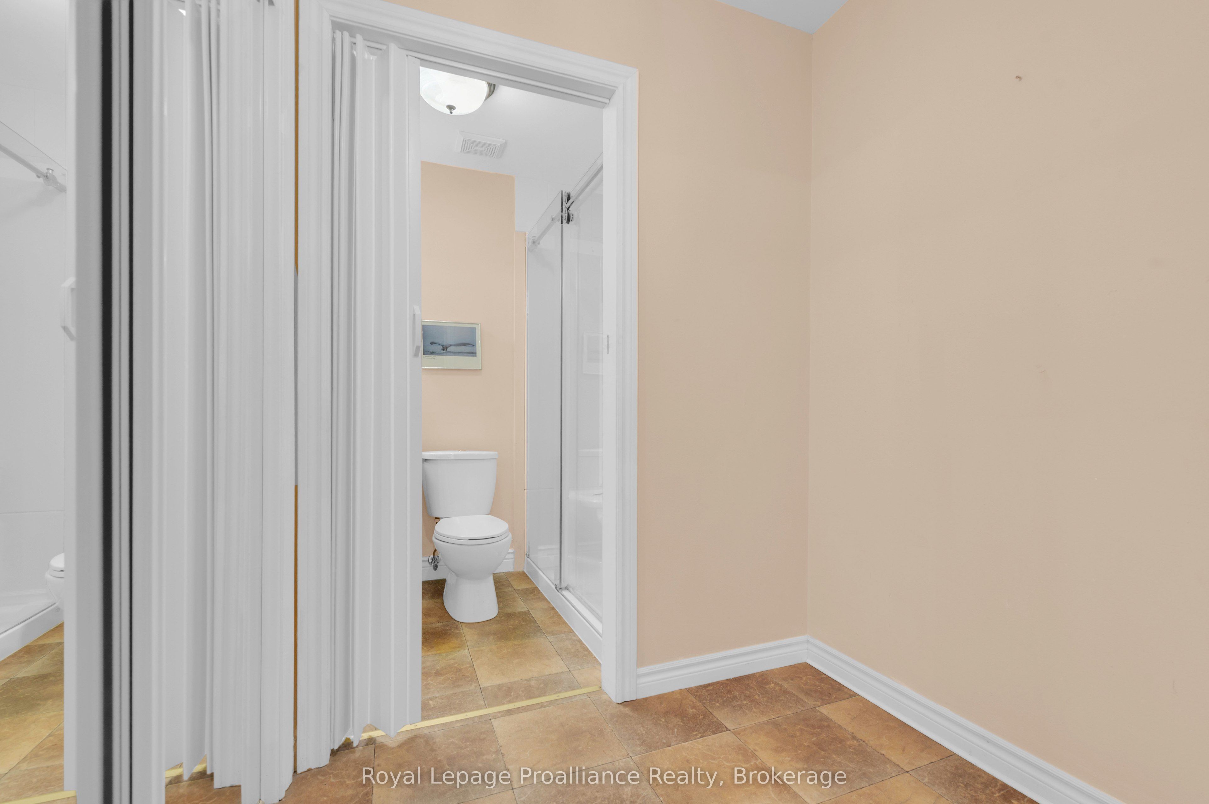 37 Young Street D Property Photo 23