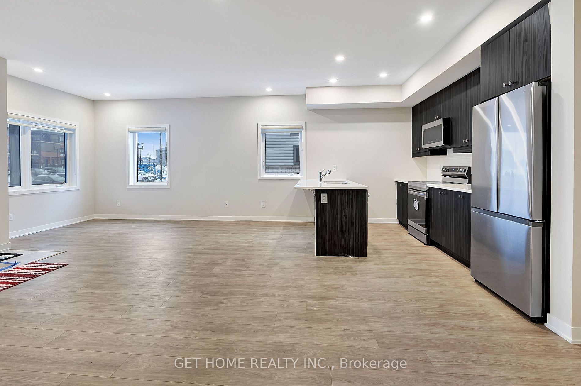 900 Parnian Private Property Photo 7