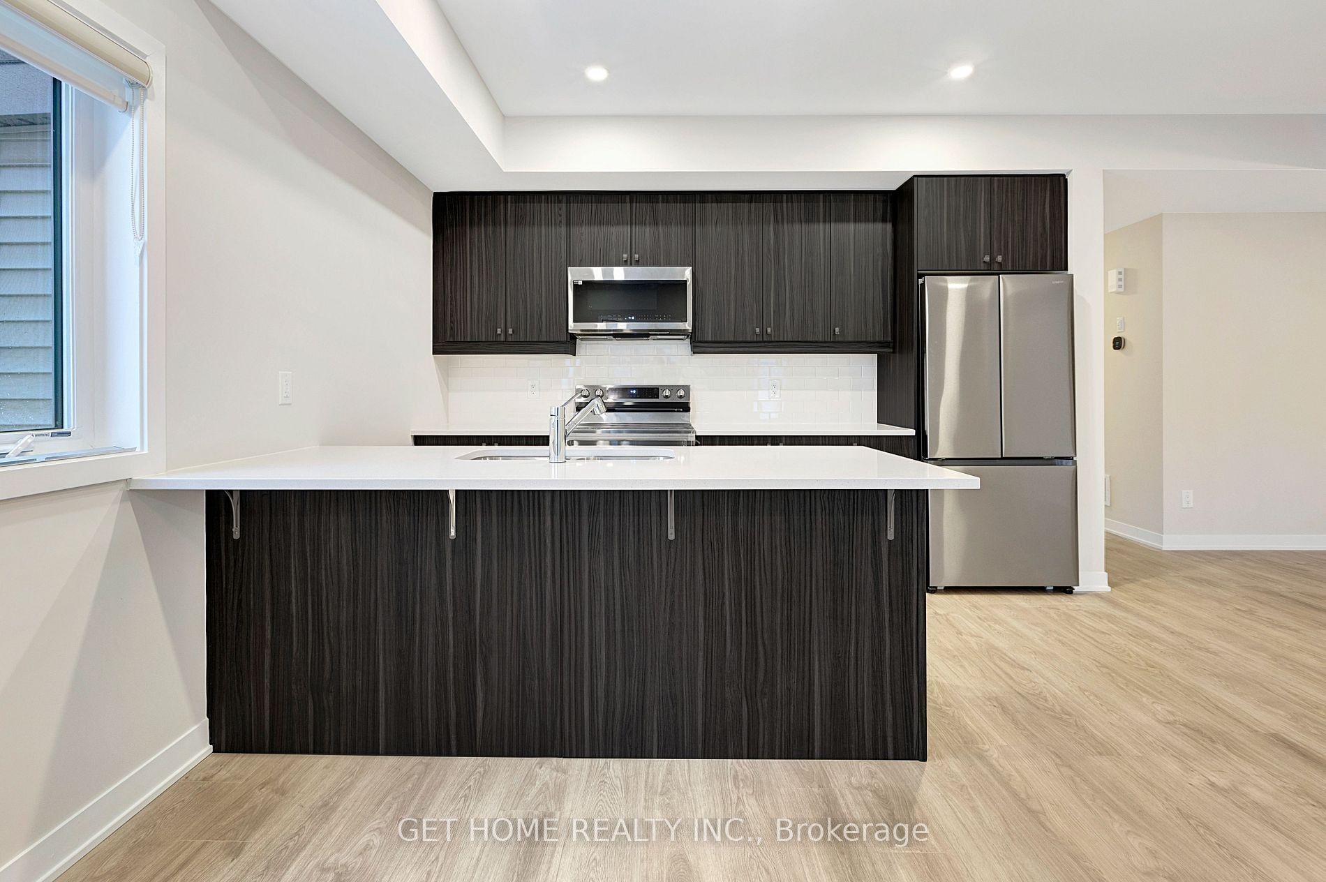900 Parnian Private Property Photo 8