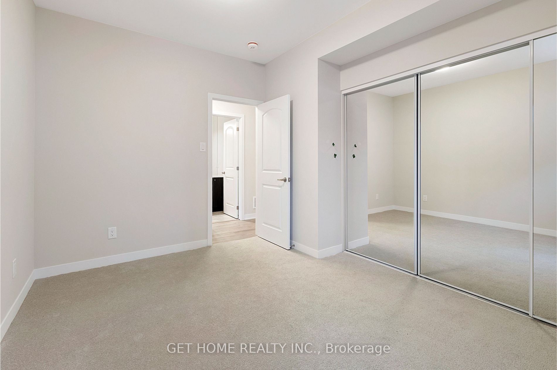 900 Parnian Private Property Photo 13