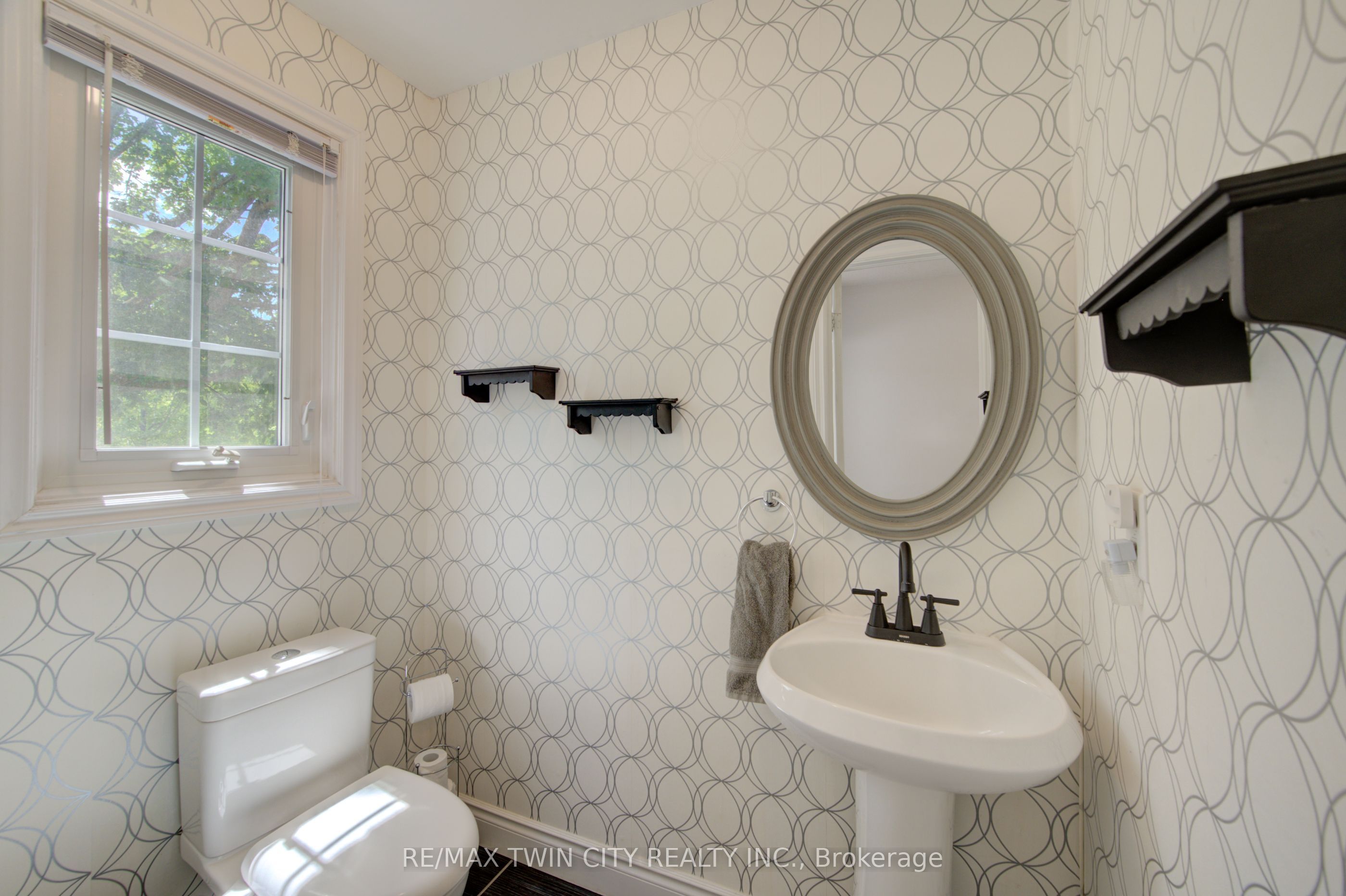 375 Holiday Inn Drive 9 Property Photo 4