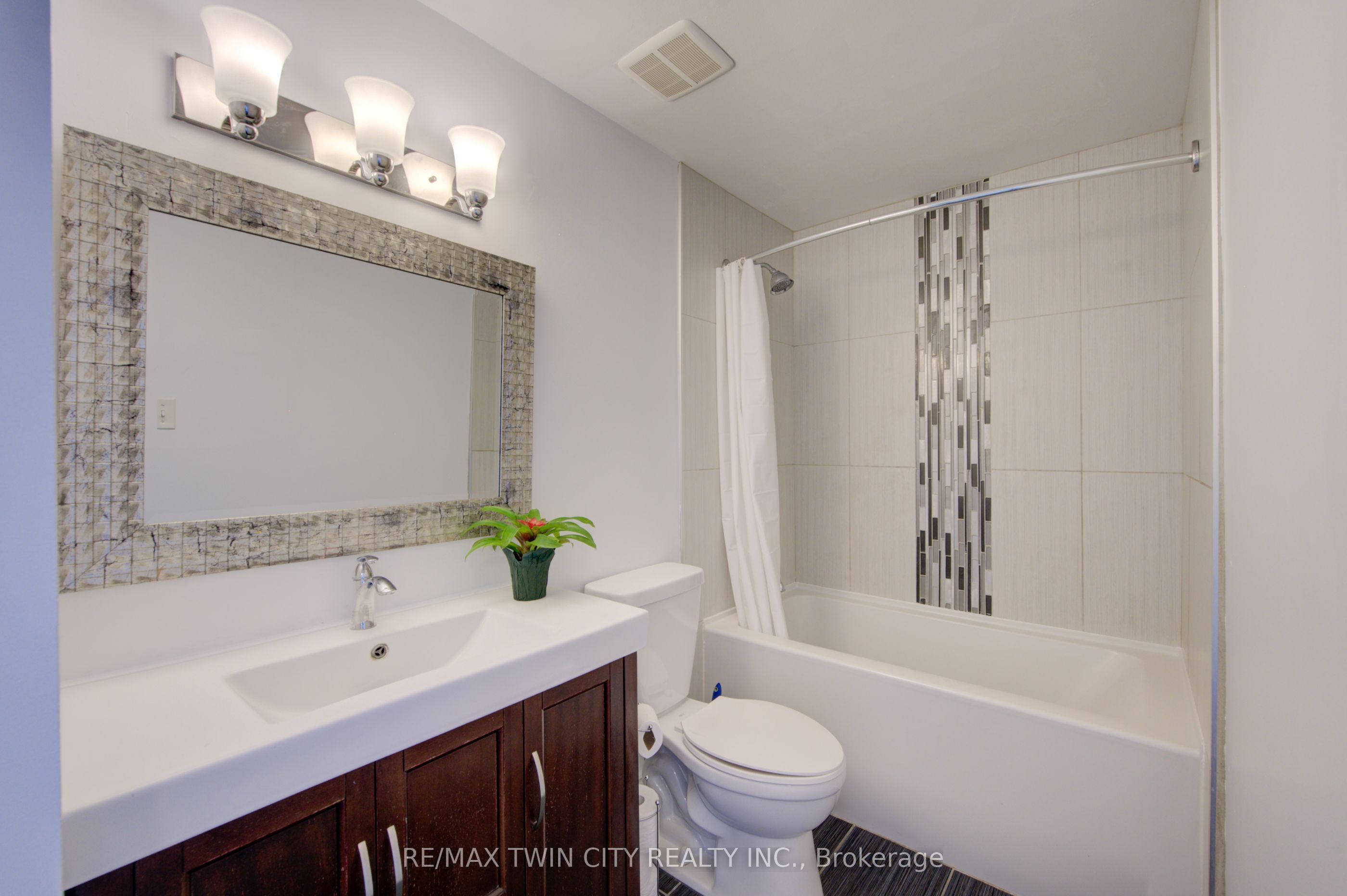 375 Holiday Inn Drive 9 Property Photo 17