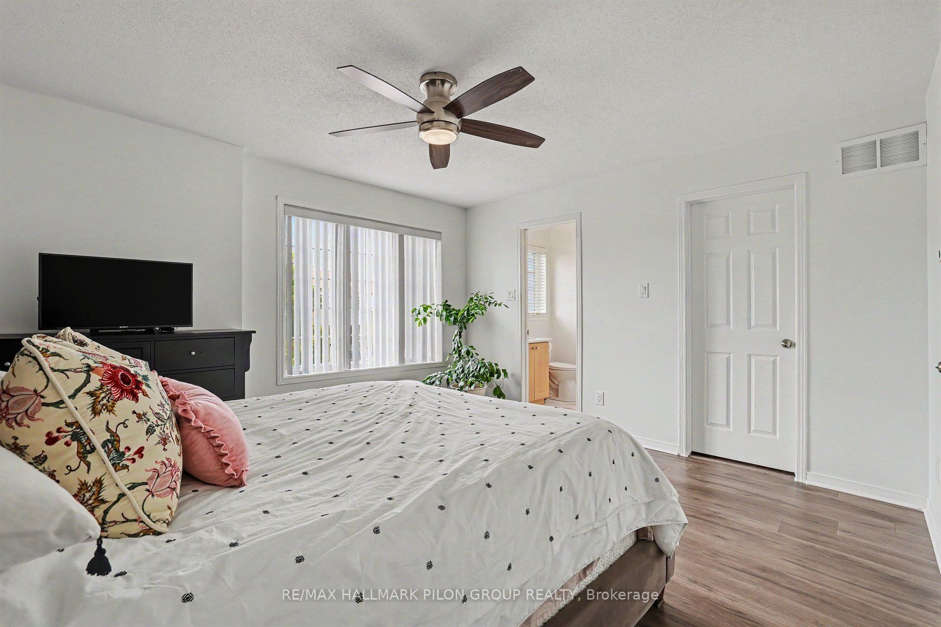 244 Rolling Meadow Crescent Property Photo 14