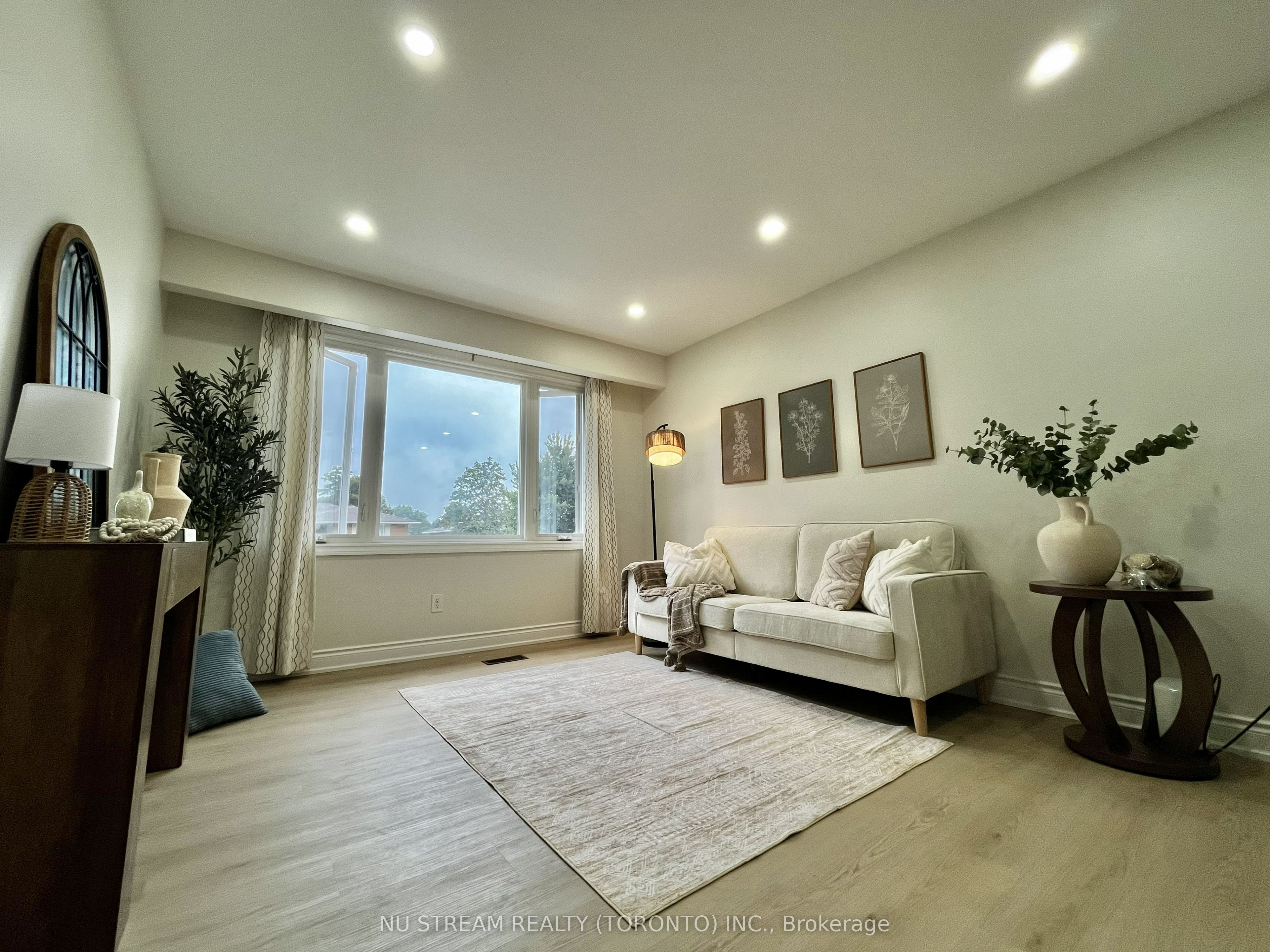 297 Toll Gate Boulevard Property Photo 2