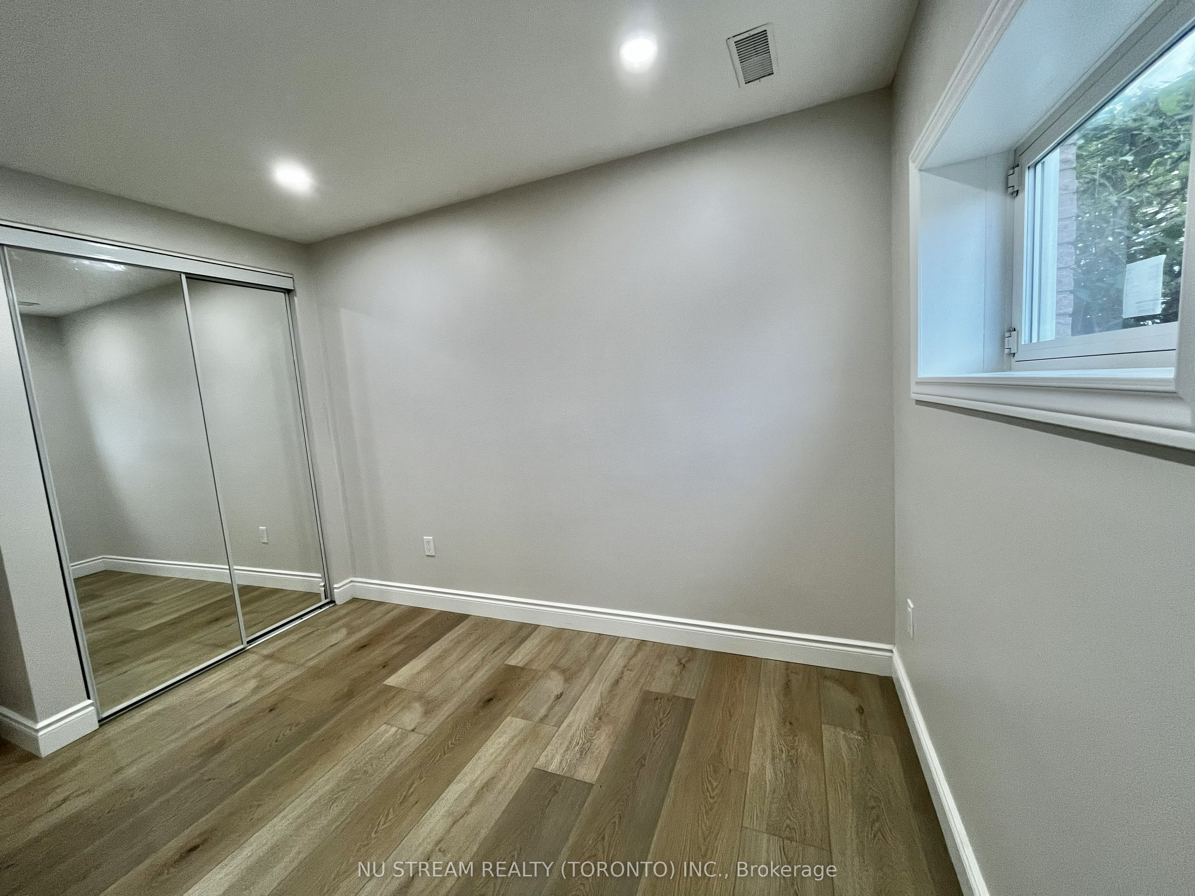 297 Toll Gate Boulevard Property Photo 15
