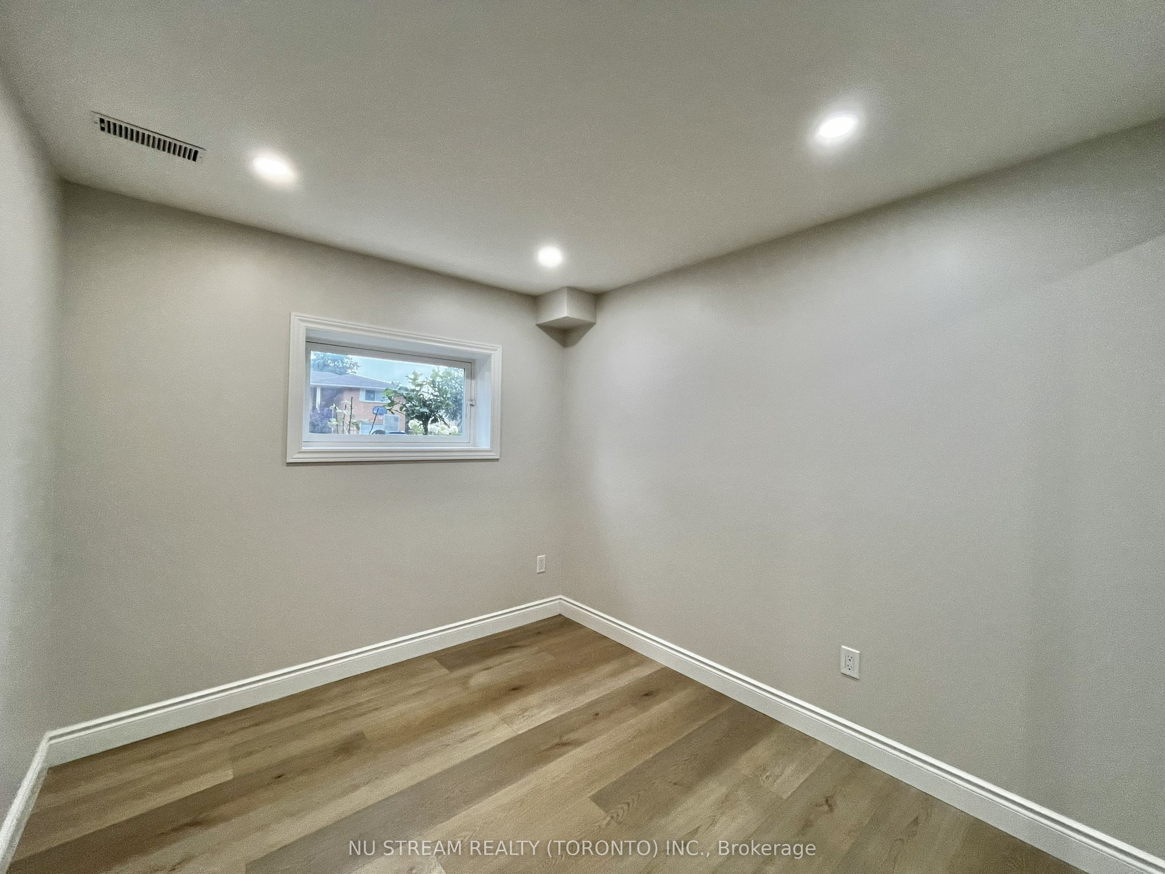 297 Toll Gate Boulevard Property Photo 16