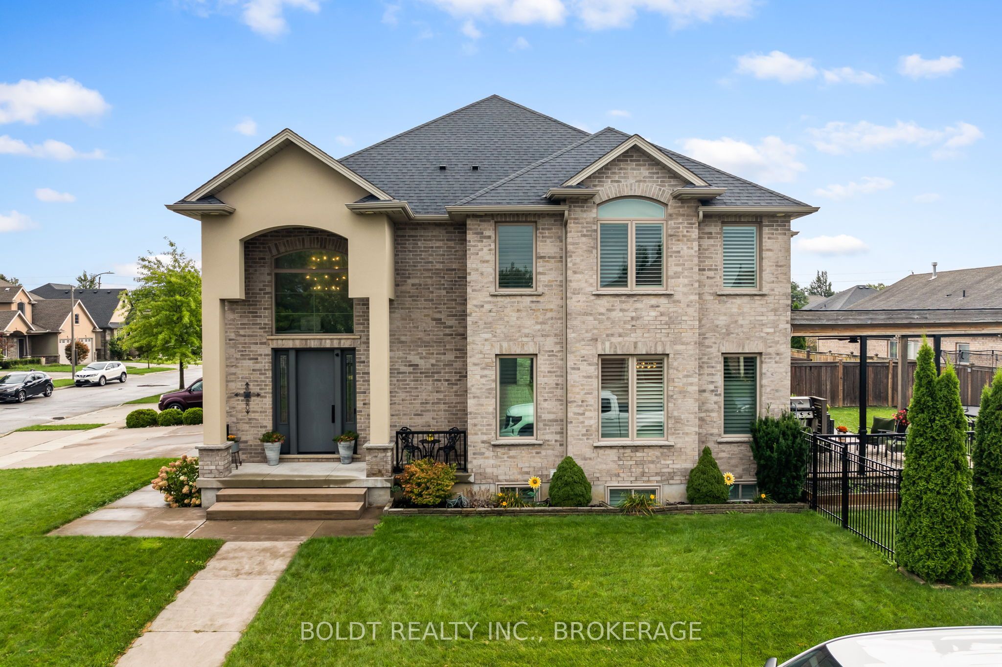 90 Videl Crescent N Property Photo 1
