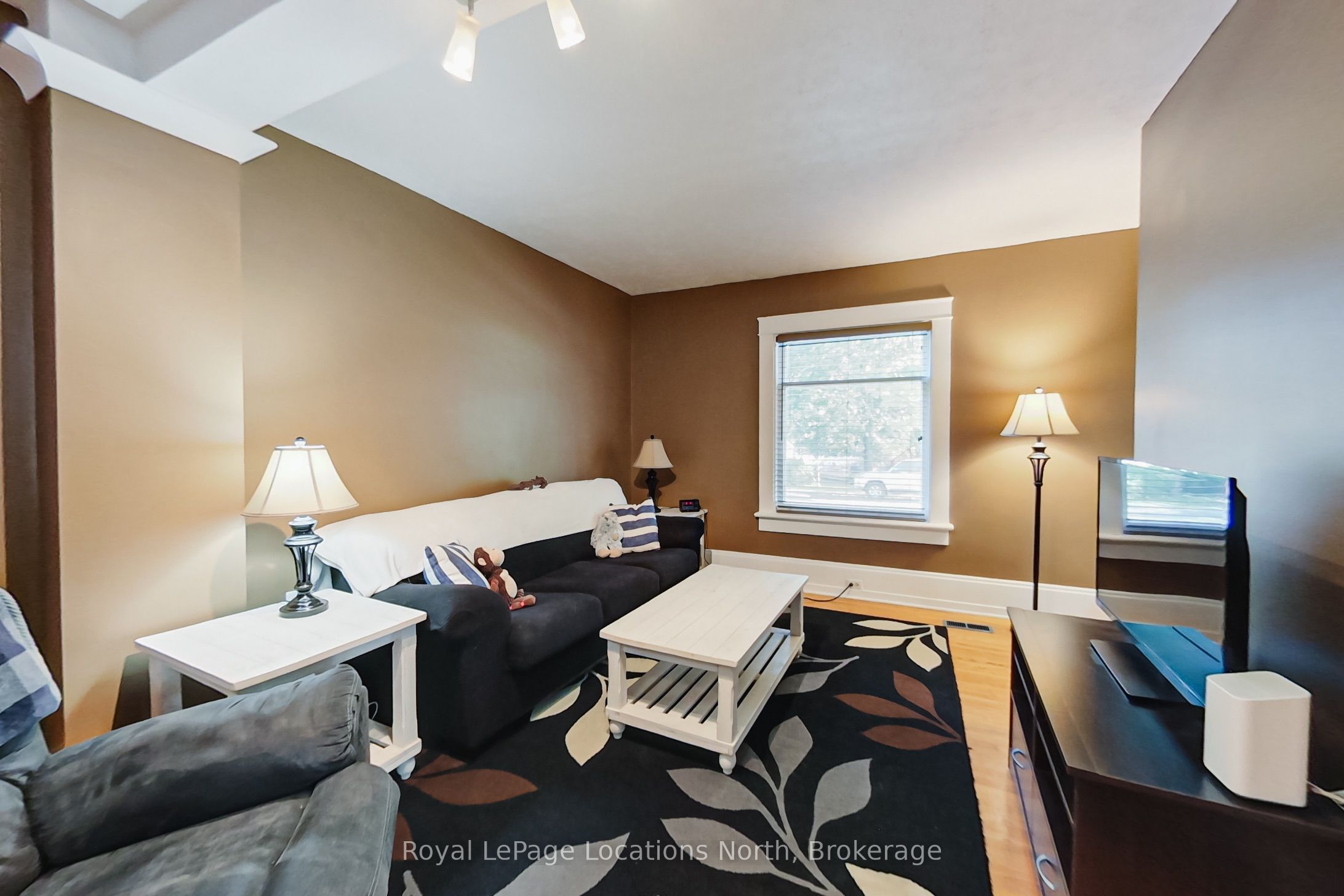 27 Edwin Street E Property Photo 6