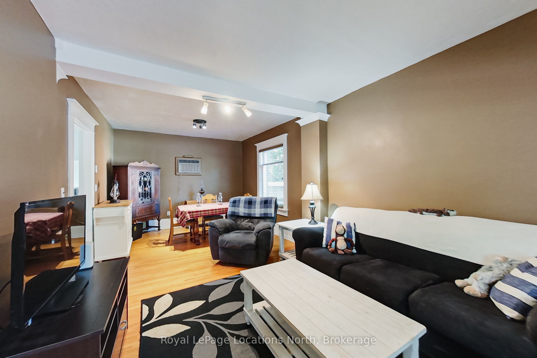 27 Edwin Street E Property Photo 7