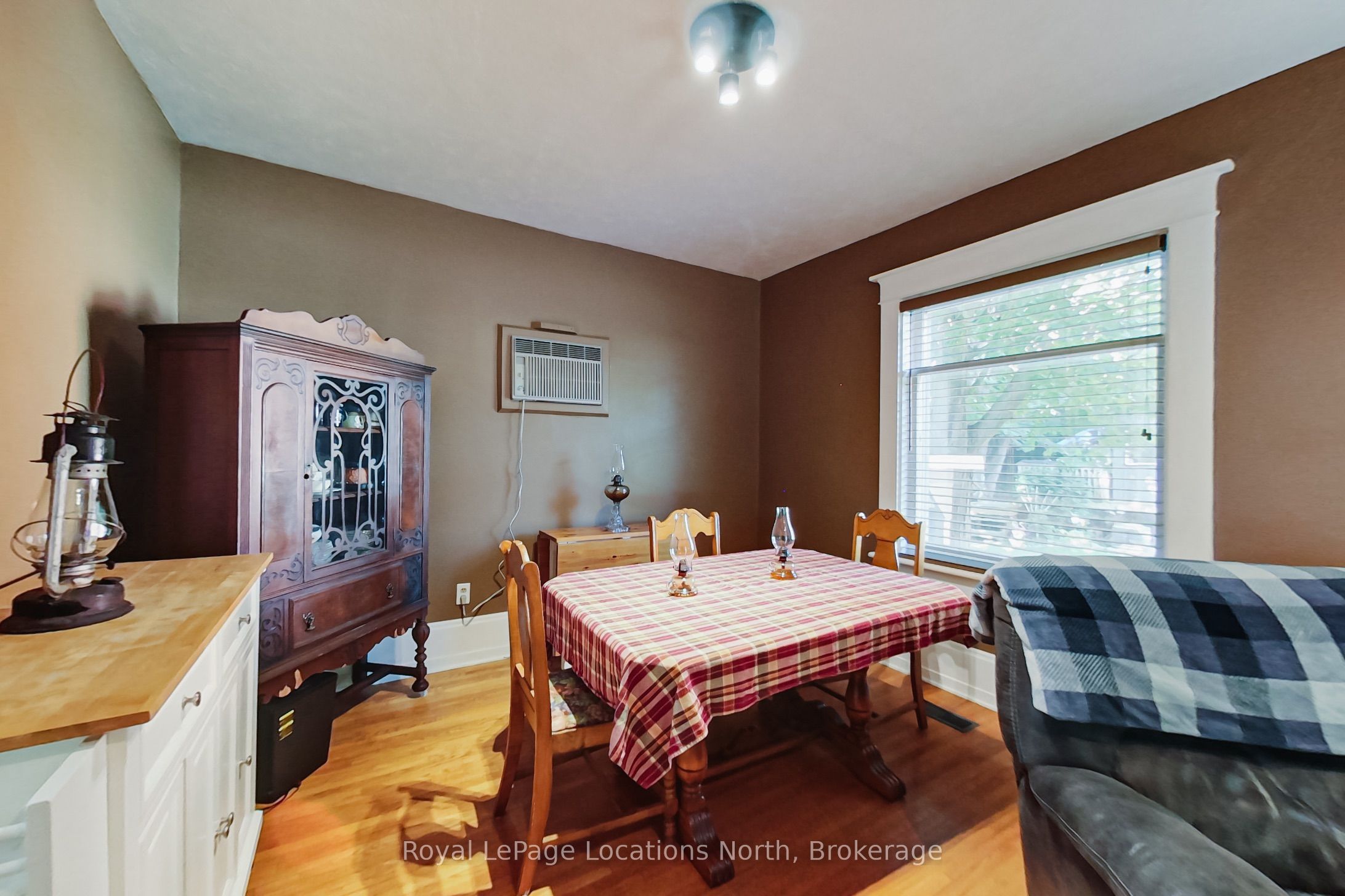 27 Edwin Street E Property Photo 8