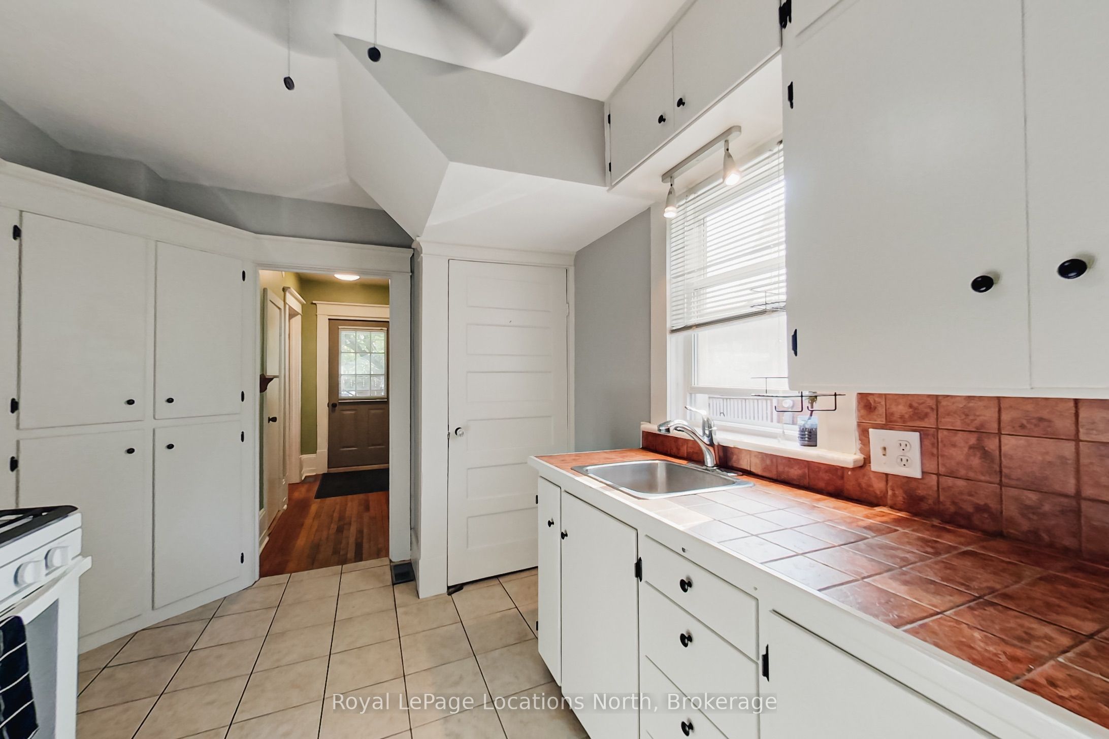 27 Edwin Street E Property Photo 9