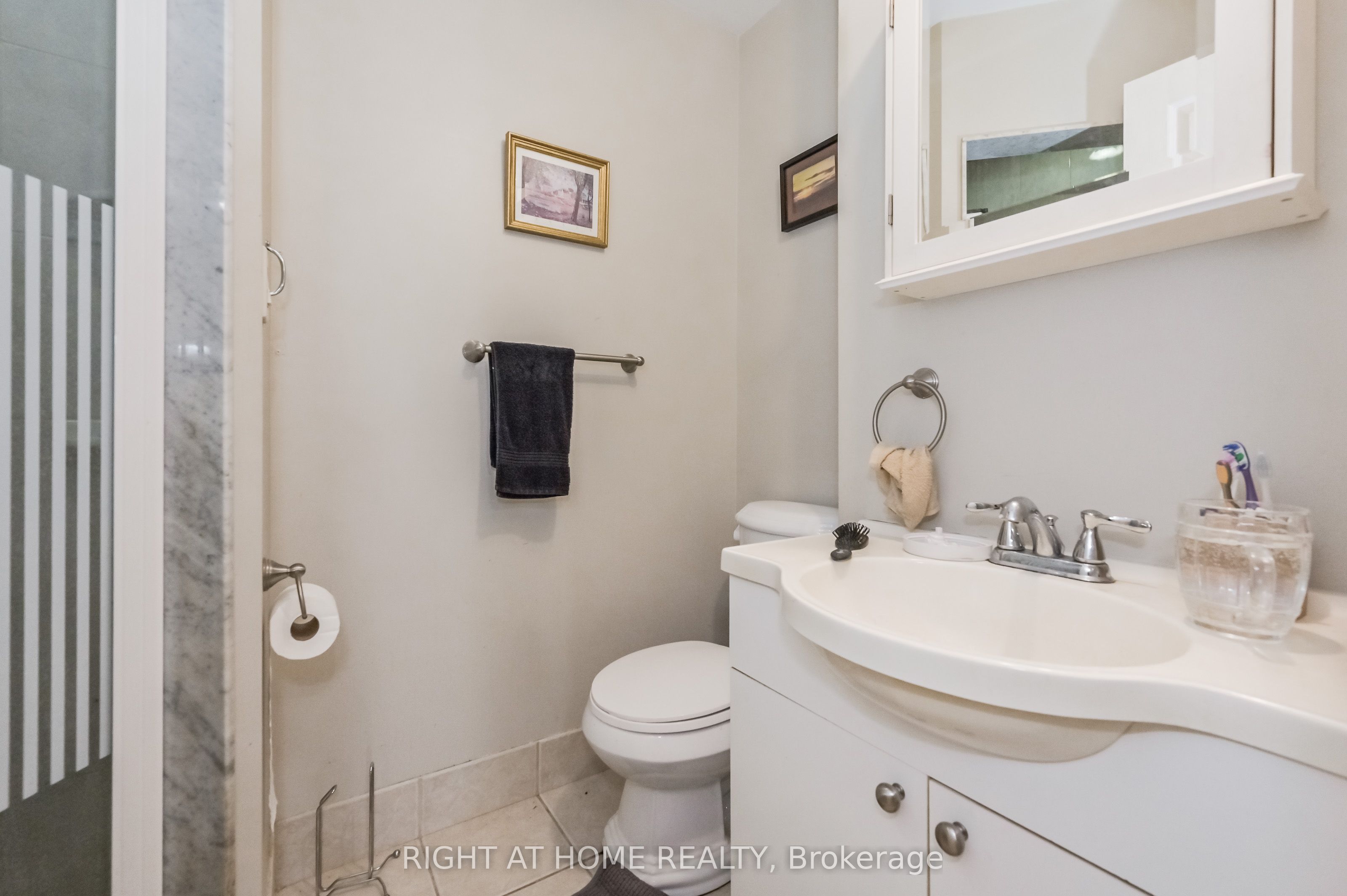 213 Main Street E Property Photo 10