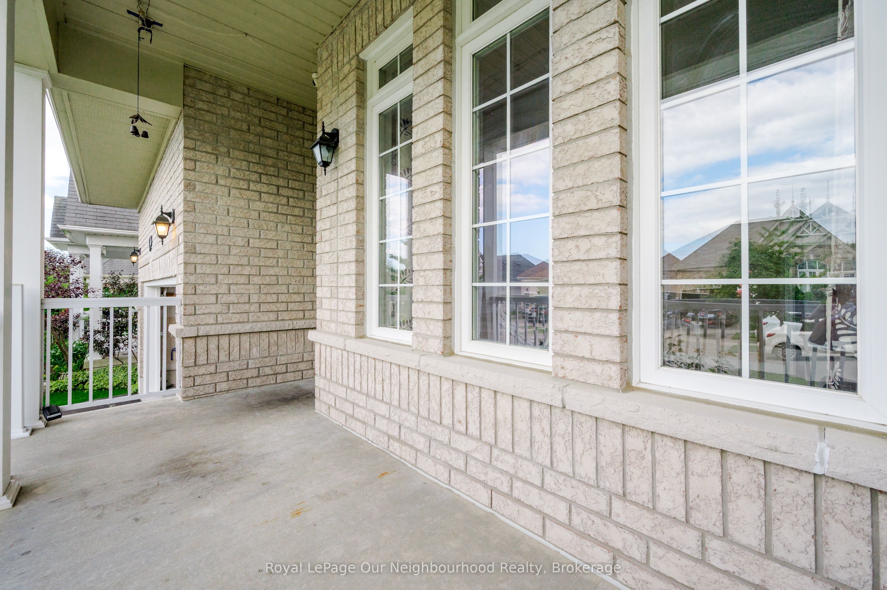 661 Robinson Drive Upper Property Photo 3