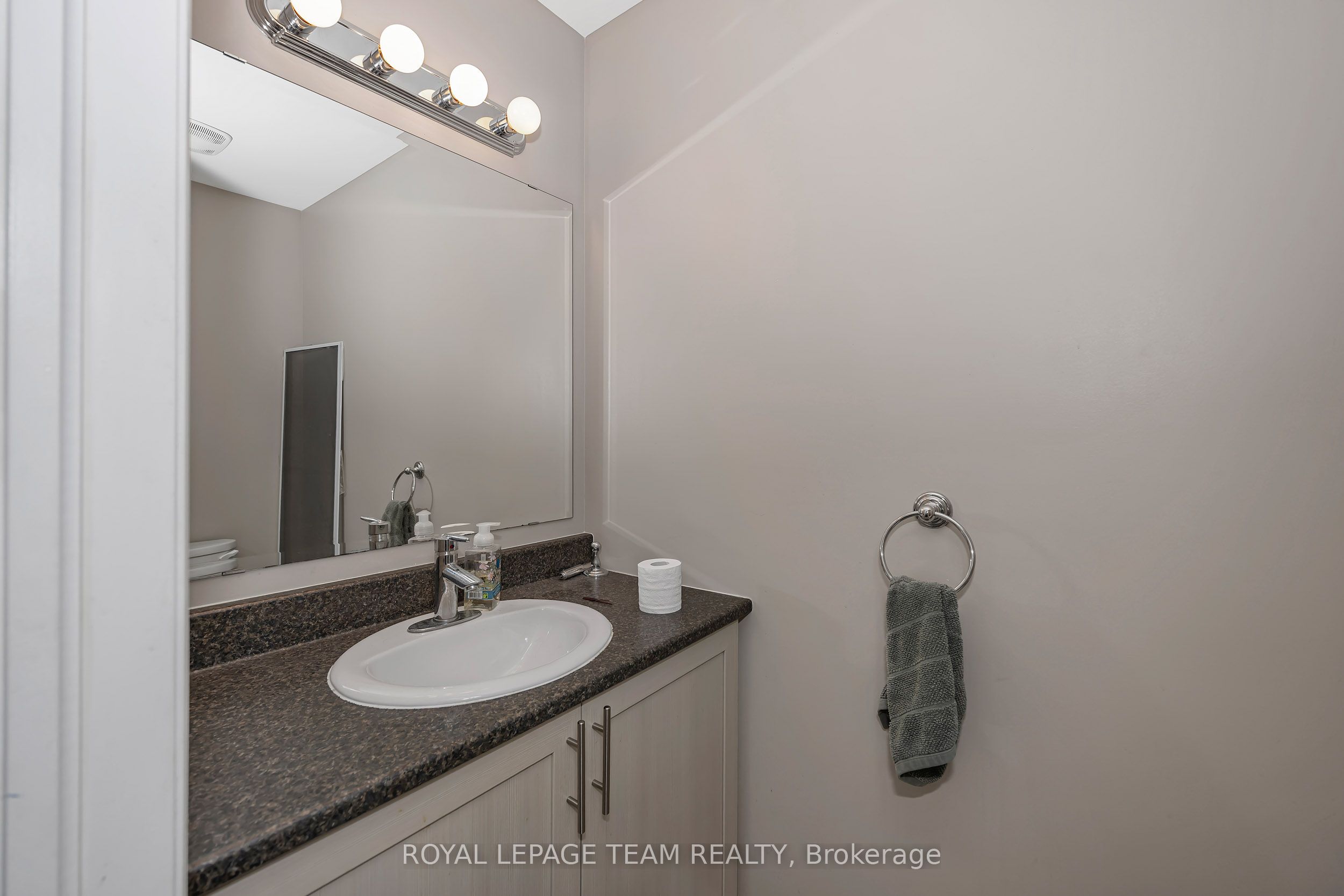 415 Arncliffe Avenue Property Photo 4