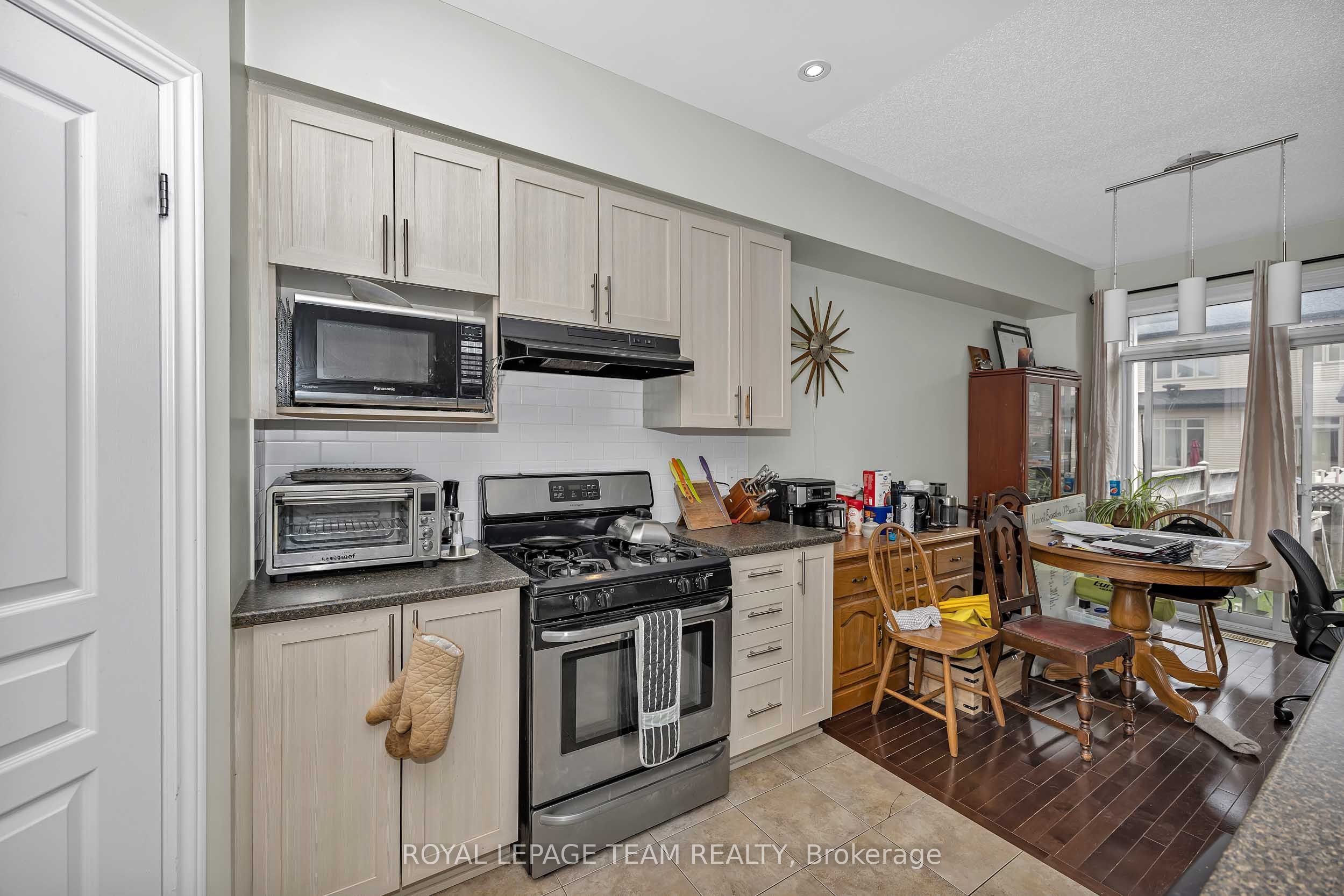 415 Arncliffe Avenue Property Photo 5