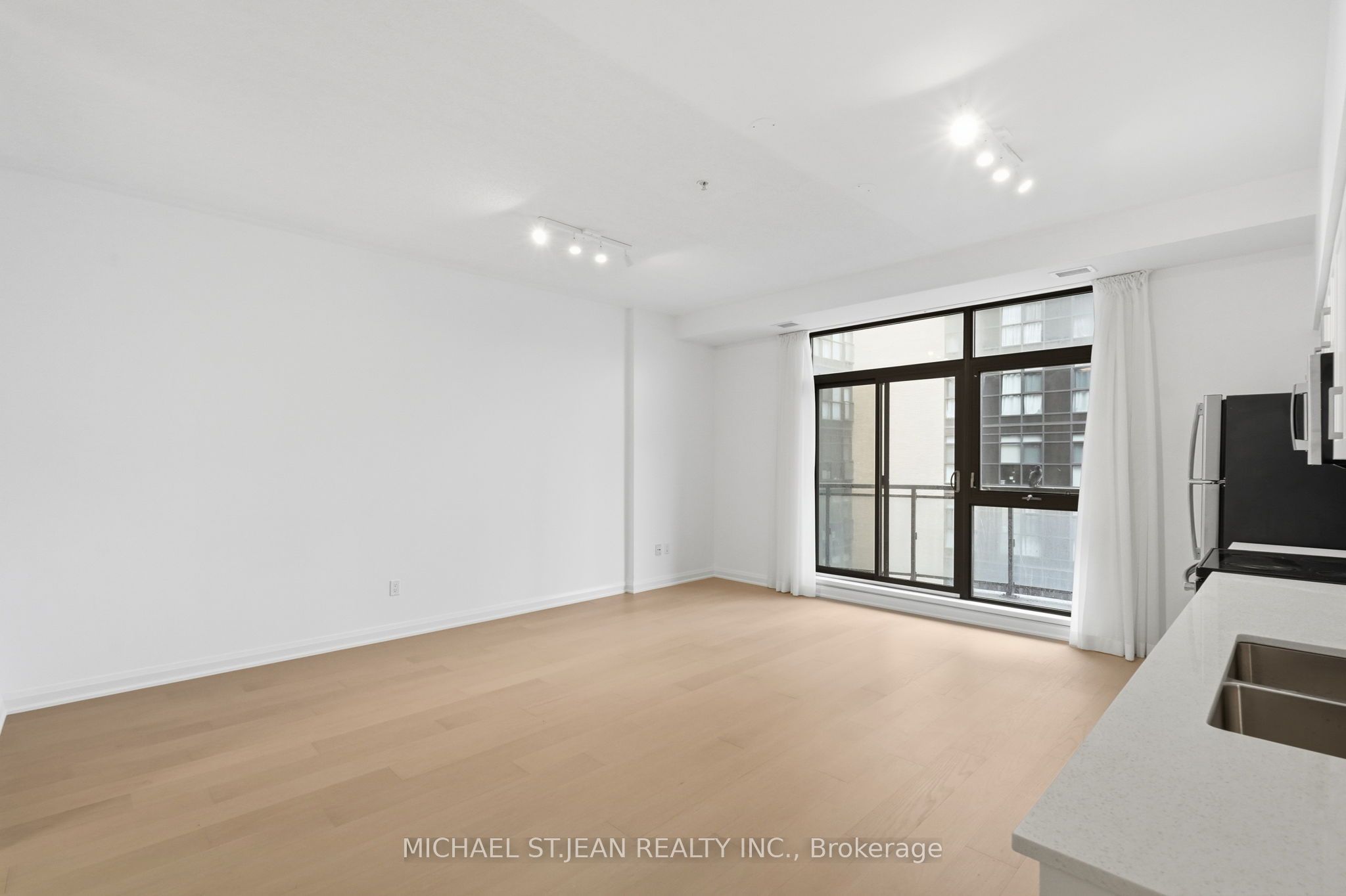 112 King Street E 909 Property Photo 16