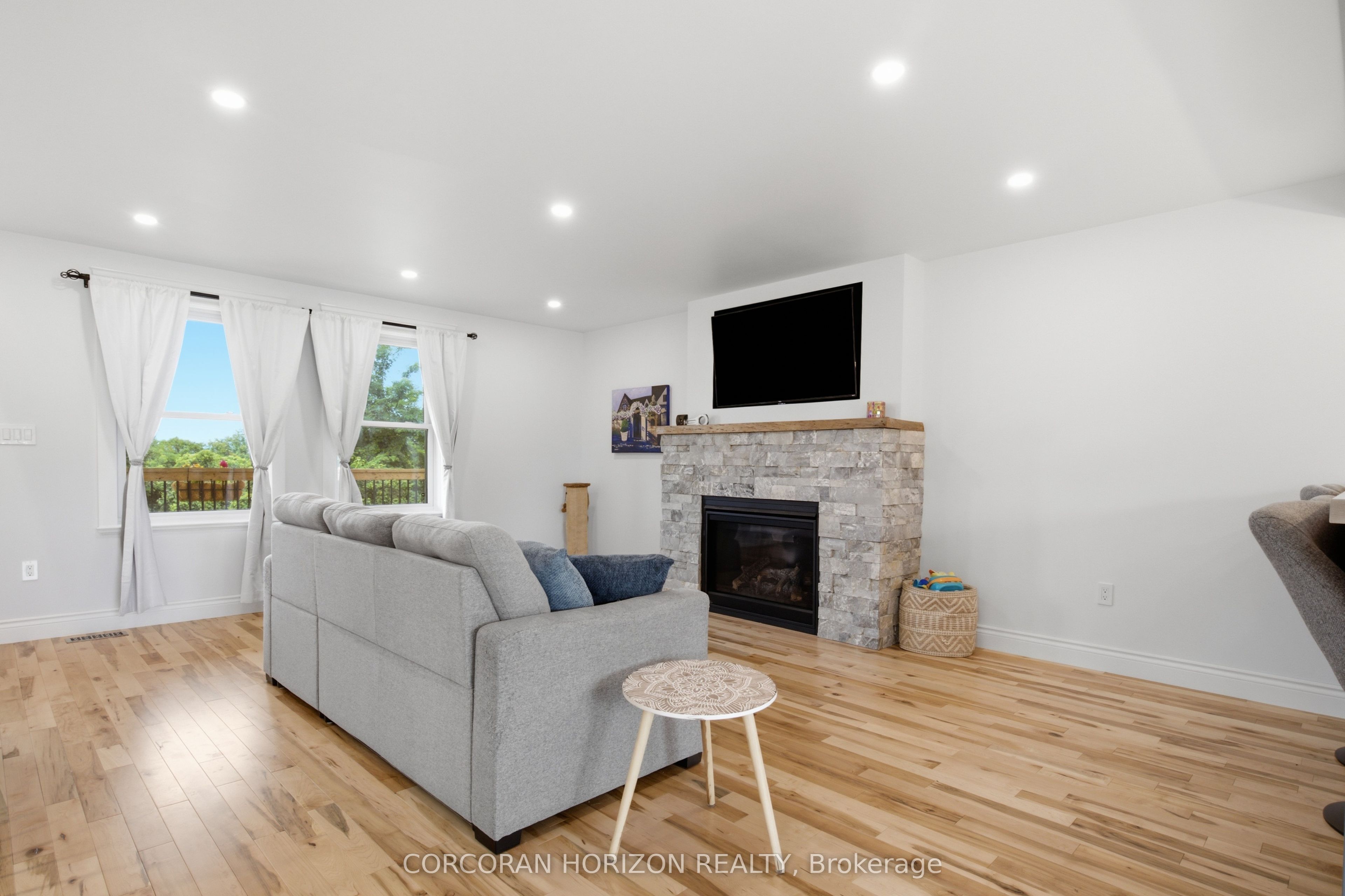 1238 Snyder's Road E Property Photo 9