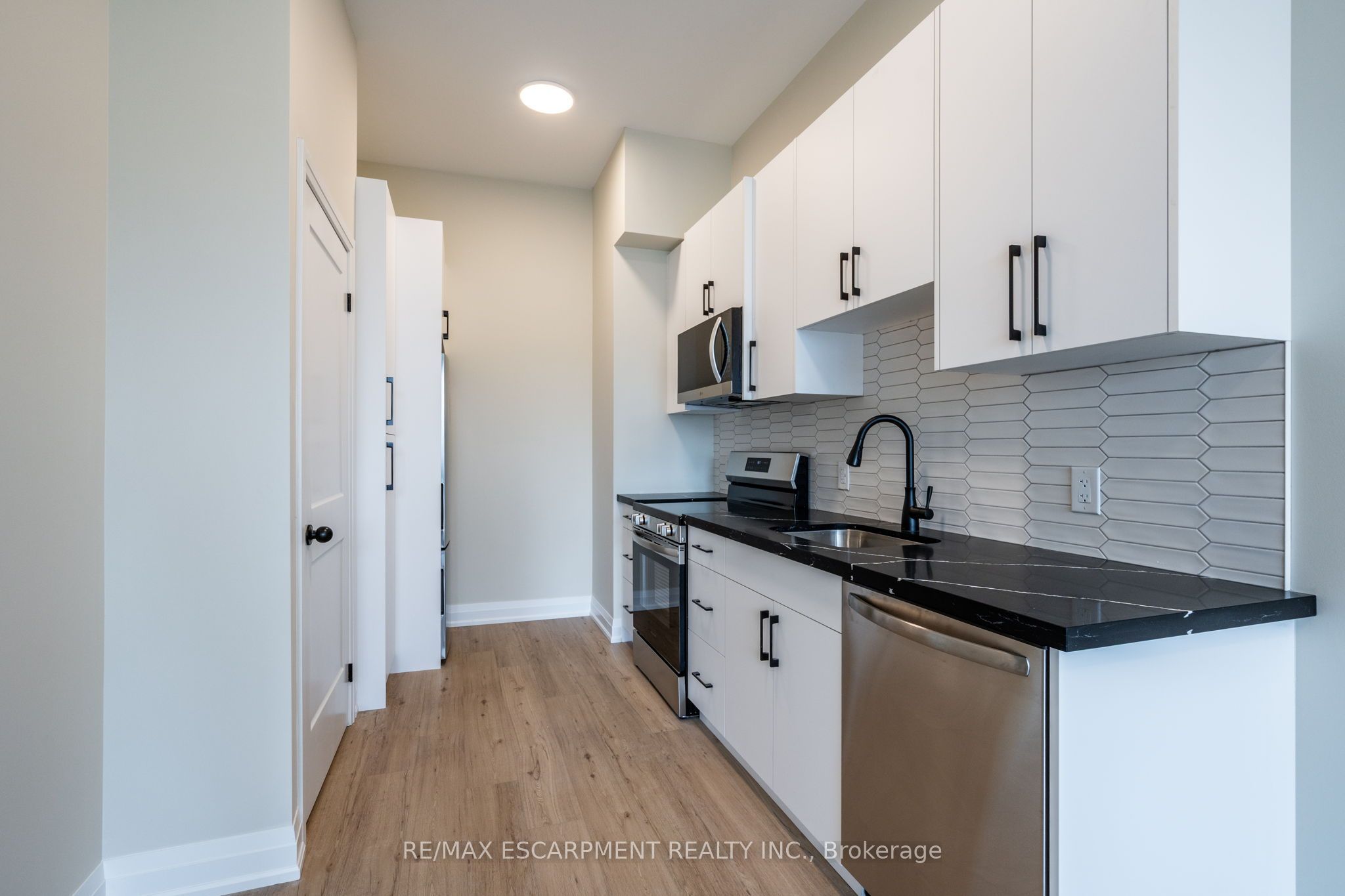 728 Eleventh Avenue B Property Photo 6