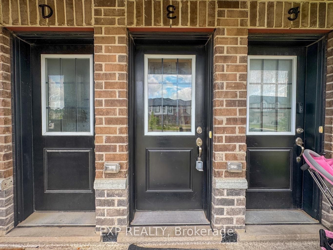 150 Rochefort Street E Property Photo 4