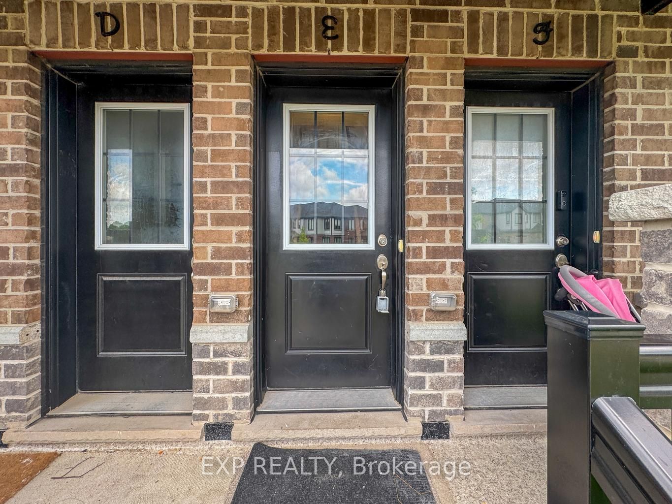 150 Rochefort Street E Property Photo 6