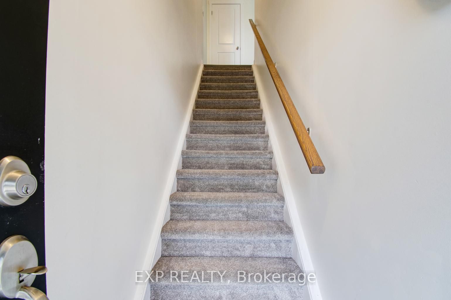 150 Rochefort Street E Property Photo 7