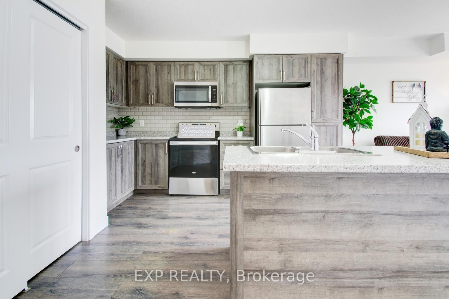 150 Rochefort Street E Property Photo 8