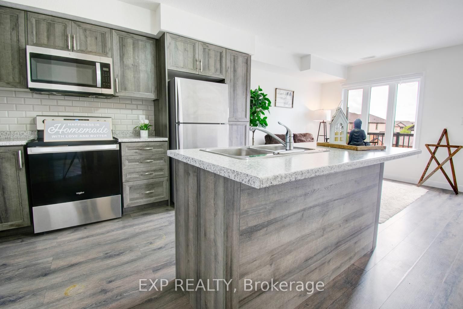 150 Rochefort Street E Property Photo 9
