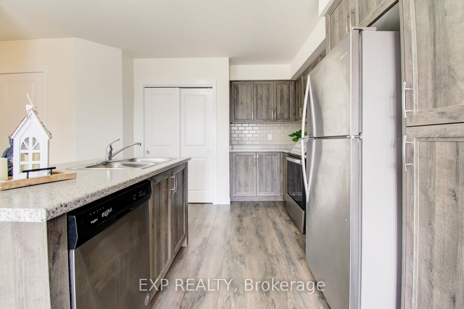 150 Rochefort Street E Property Photo 13