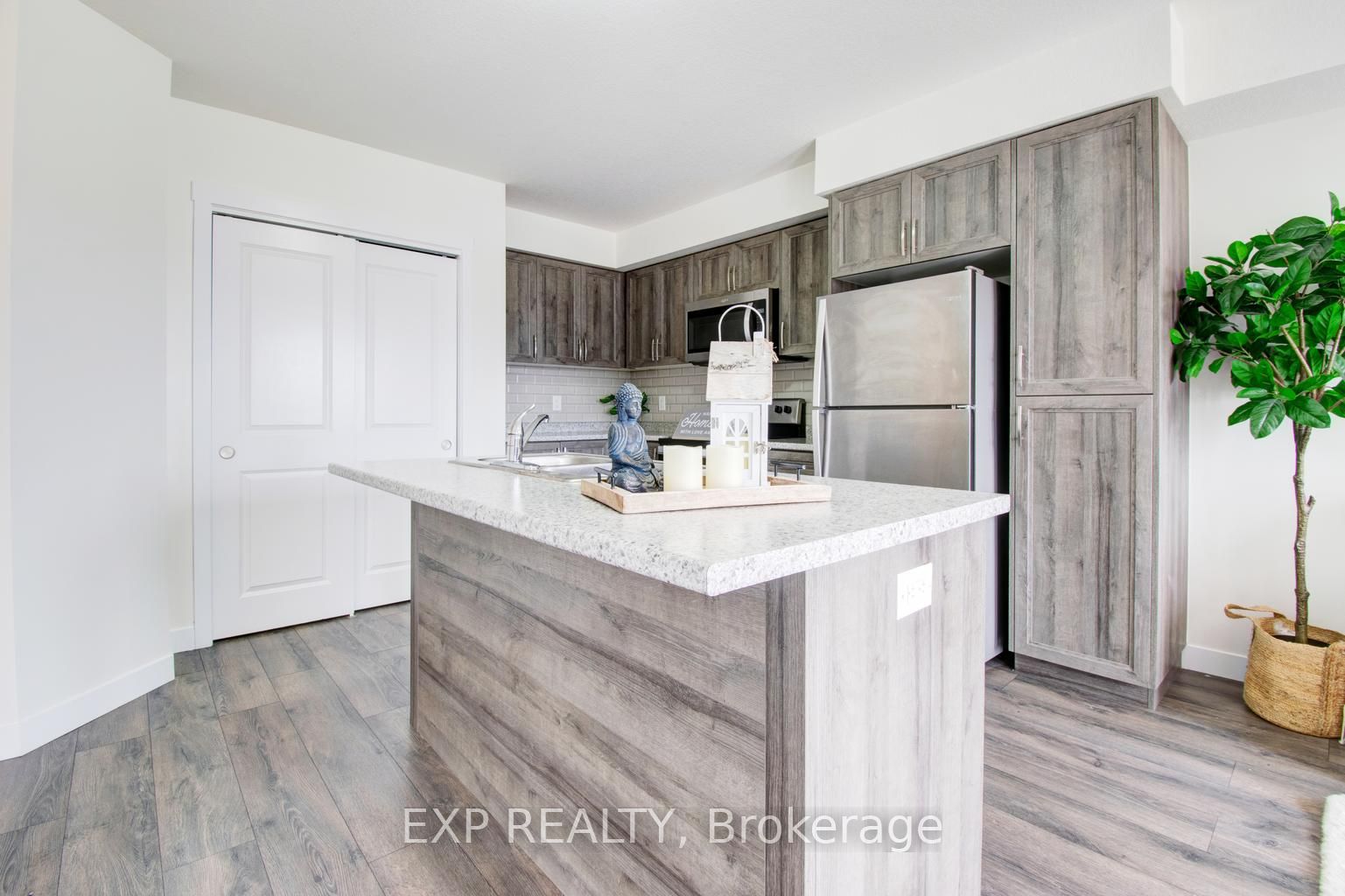 150 Rochefort Street E Property Photo 15