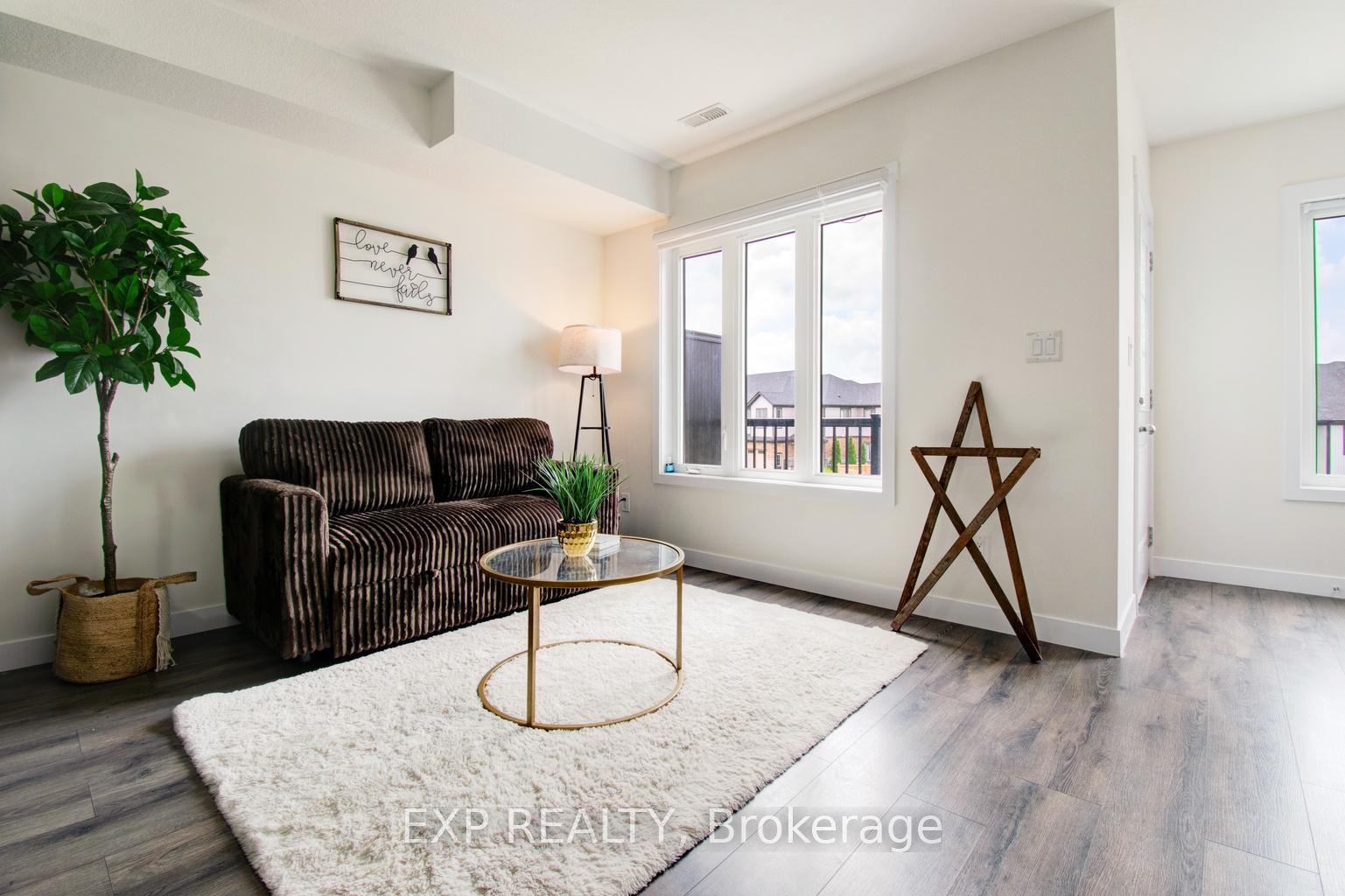 150 Rochefort Street E Property Photo 16