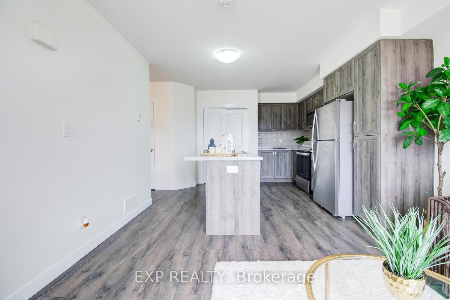 150 Rochefort Street E Property Photo 22
