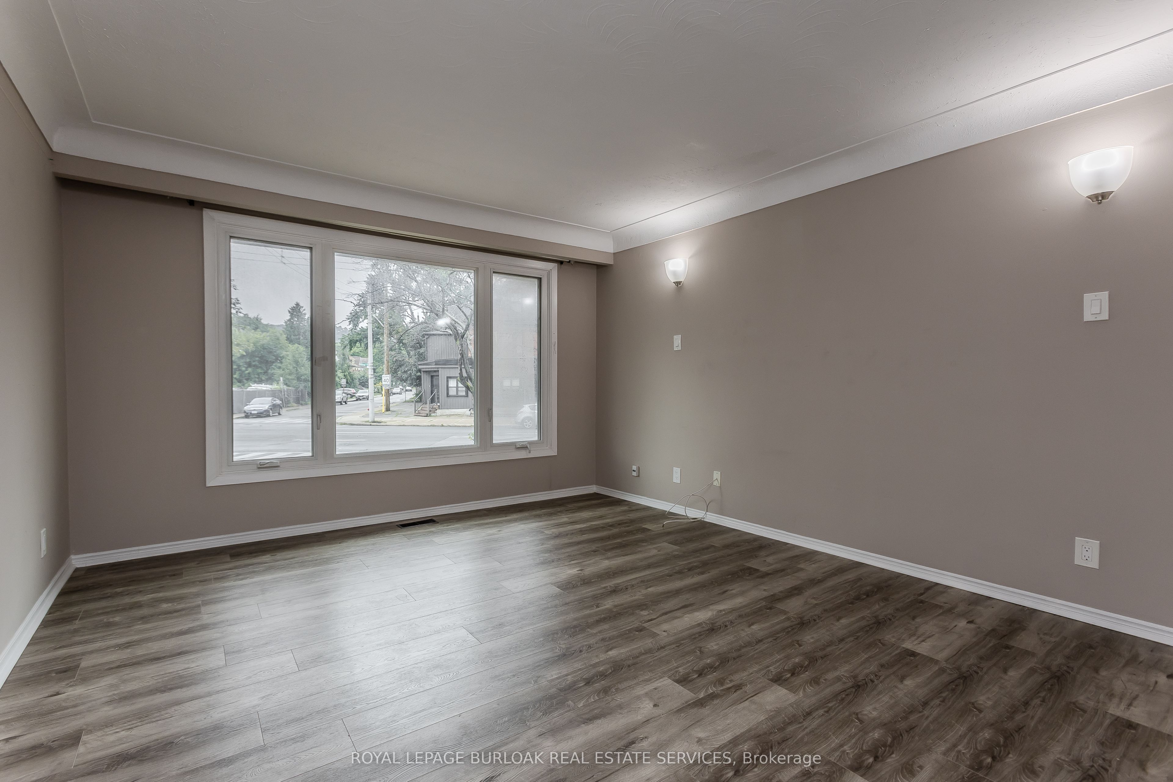 307 Dunsmure Road Property Photo 5