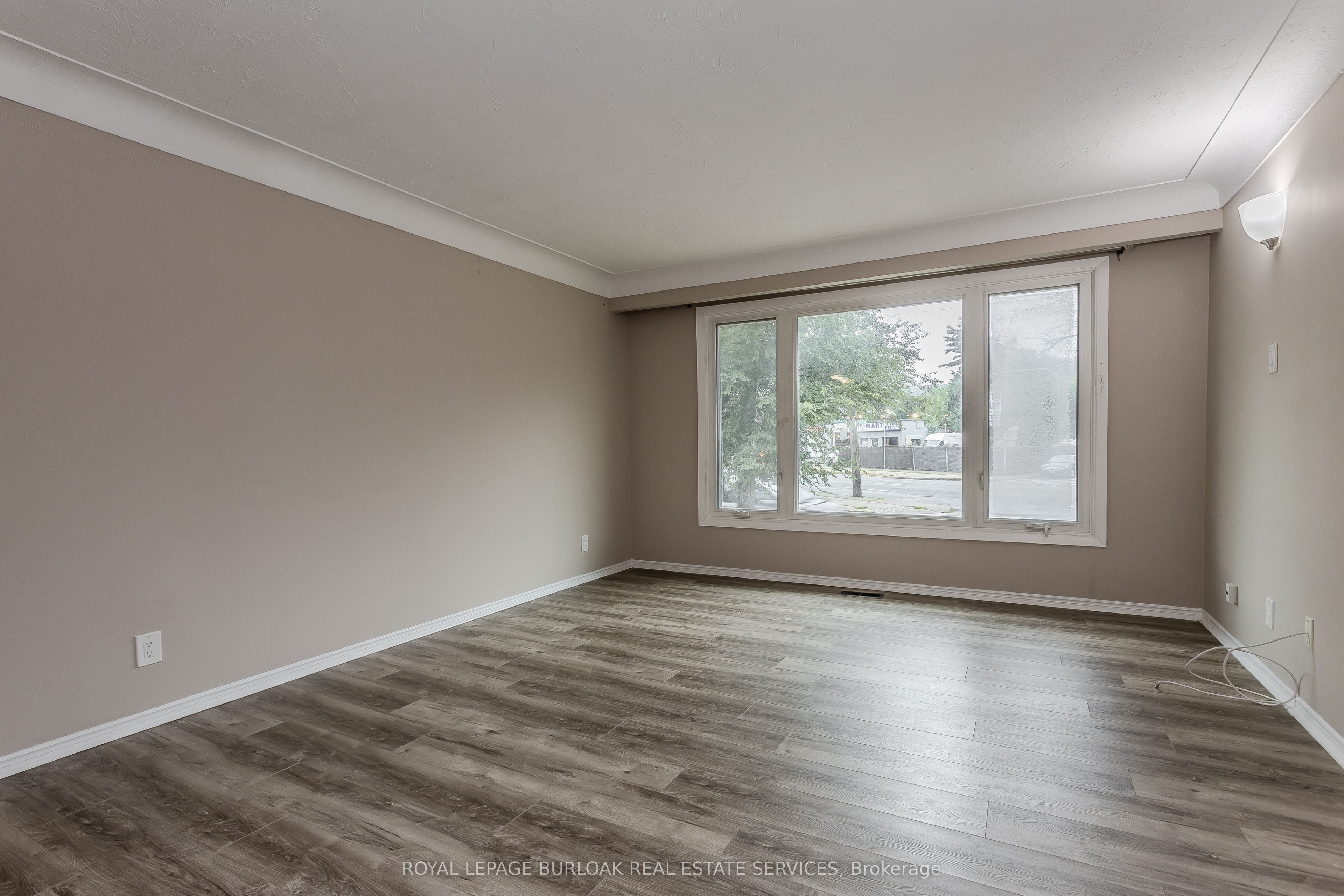 307 Dunsmure Road Property Photo 9