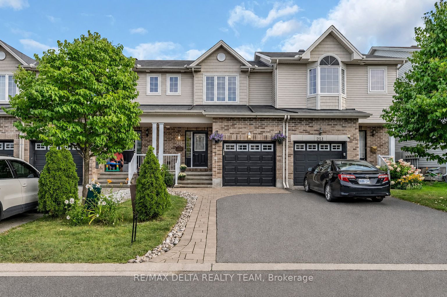 253 Cityview Crescent Property Photo 1
