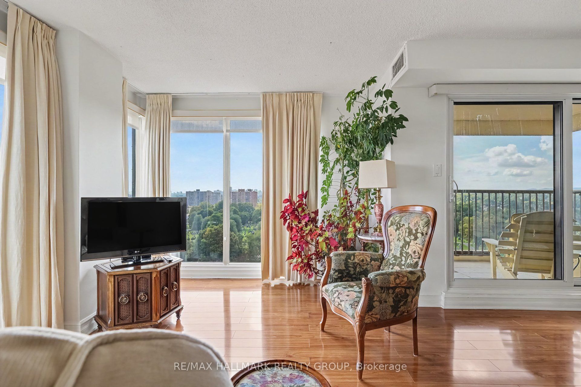 545 St Laurent Boulevard 805 Property Photo 6
