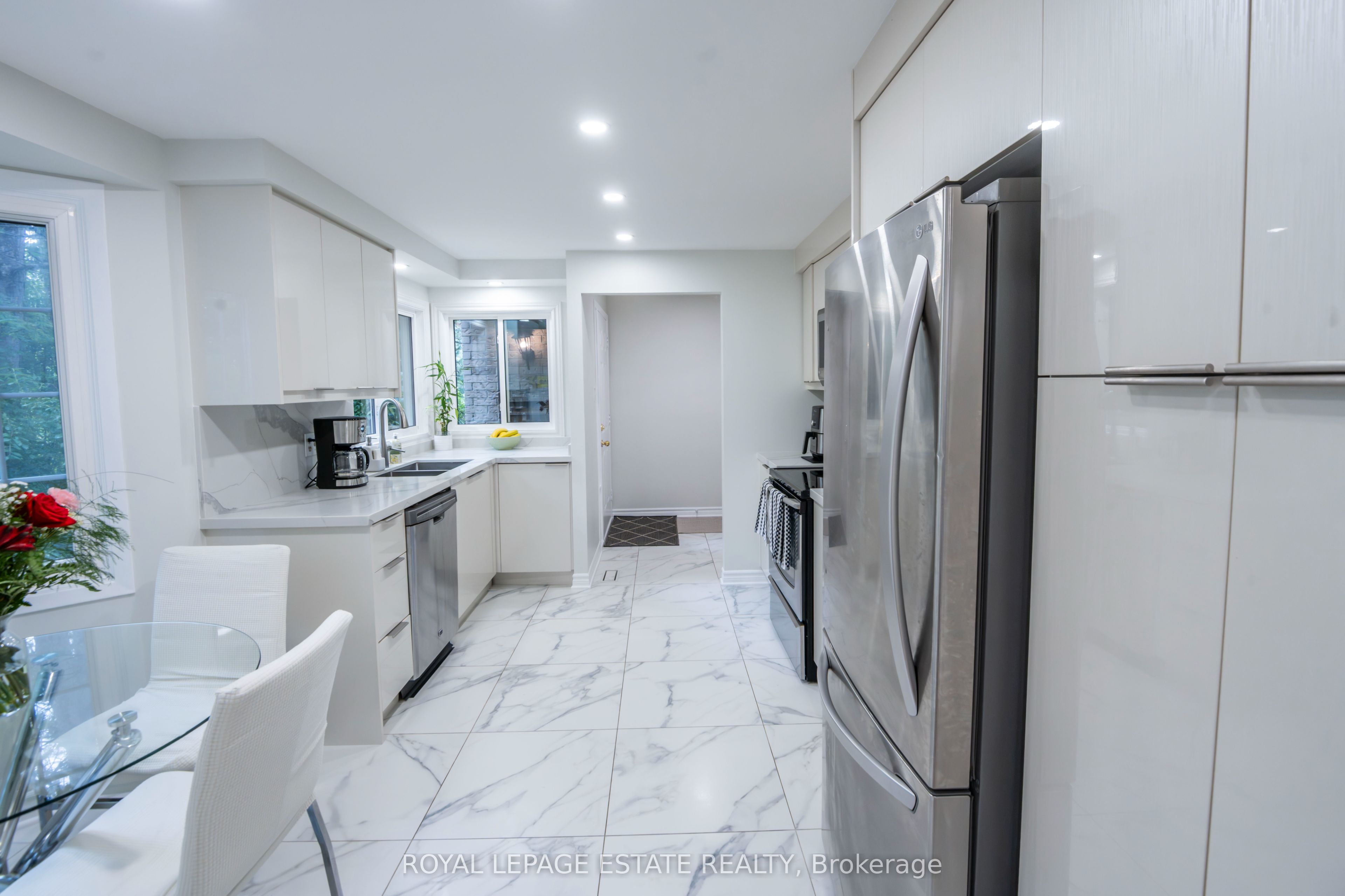 228 Kingswood Drive 3 Property Photo 2