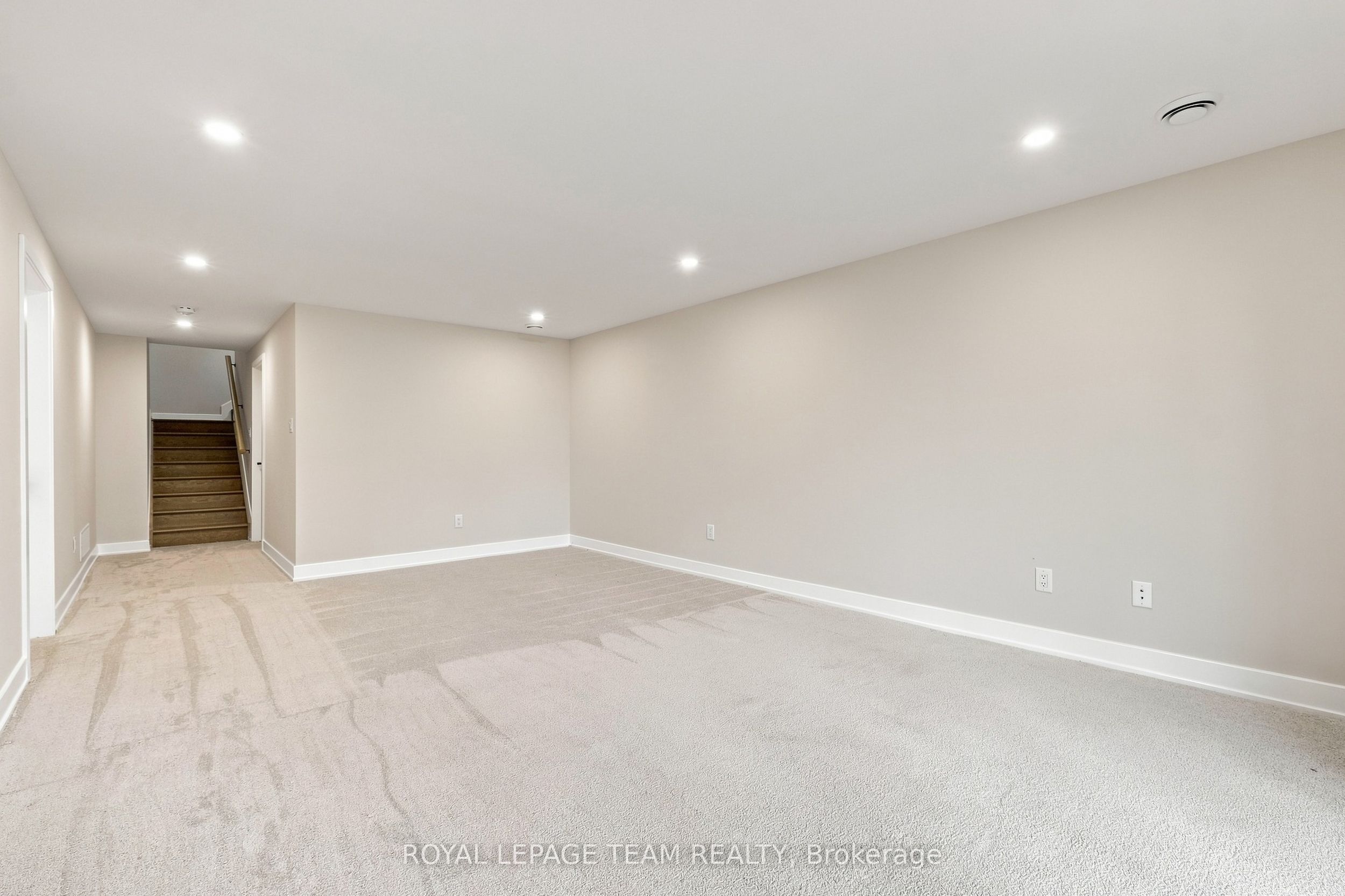 52 Whitcomb Crescent Property Photo 36