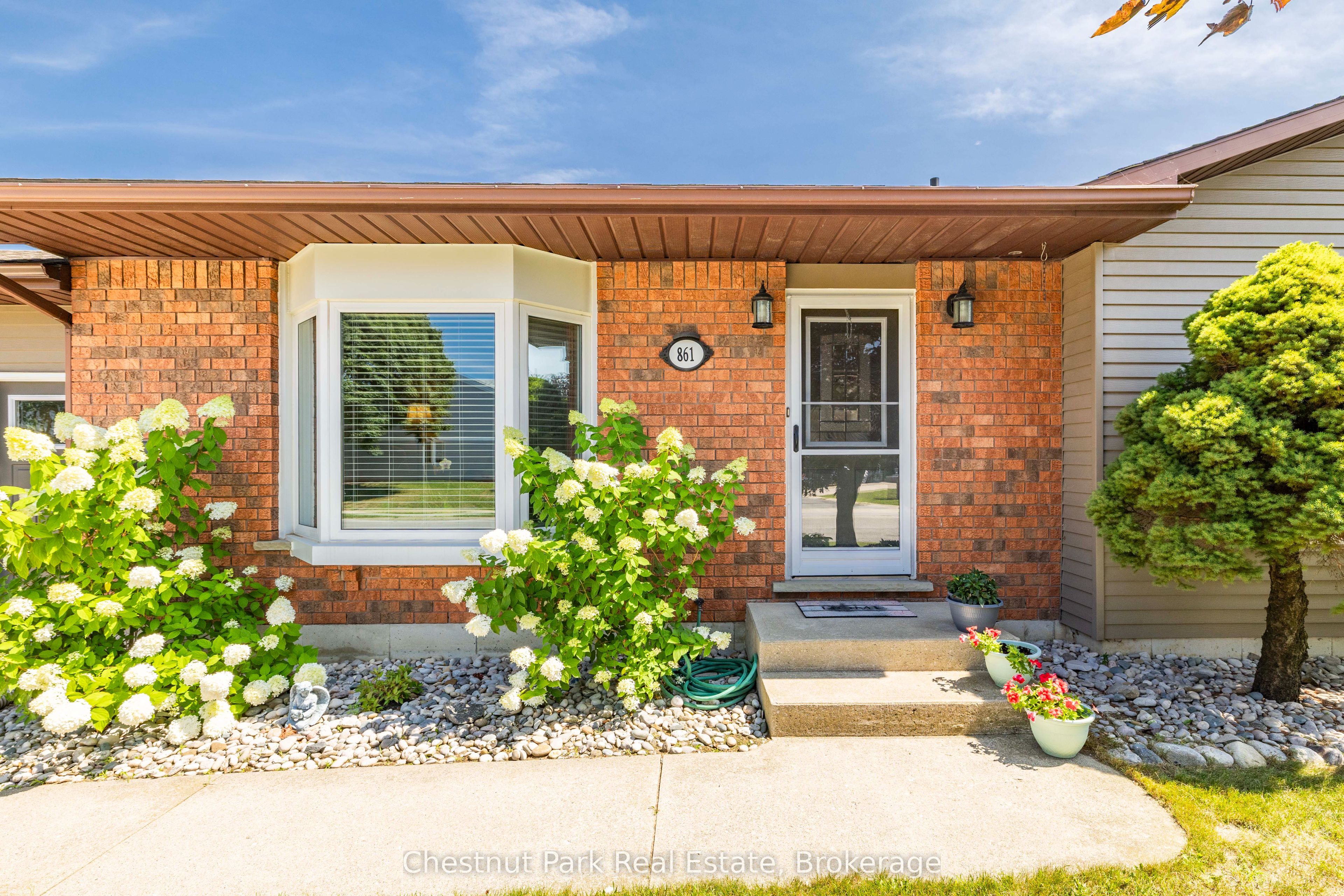 861 Arlington Street Property Photo 2