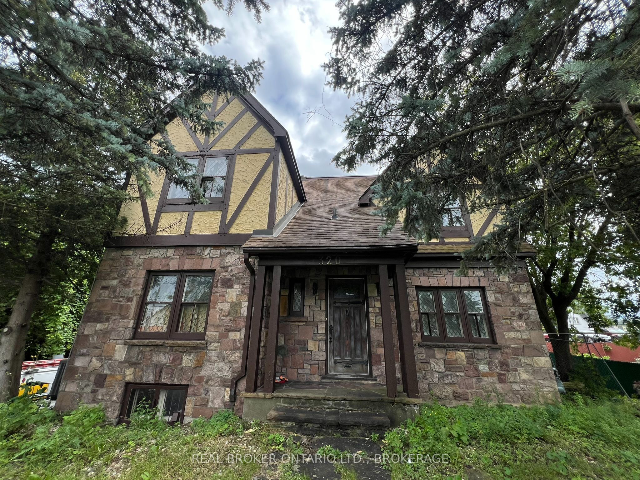 320 2nd Street E Property Photo 1
