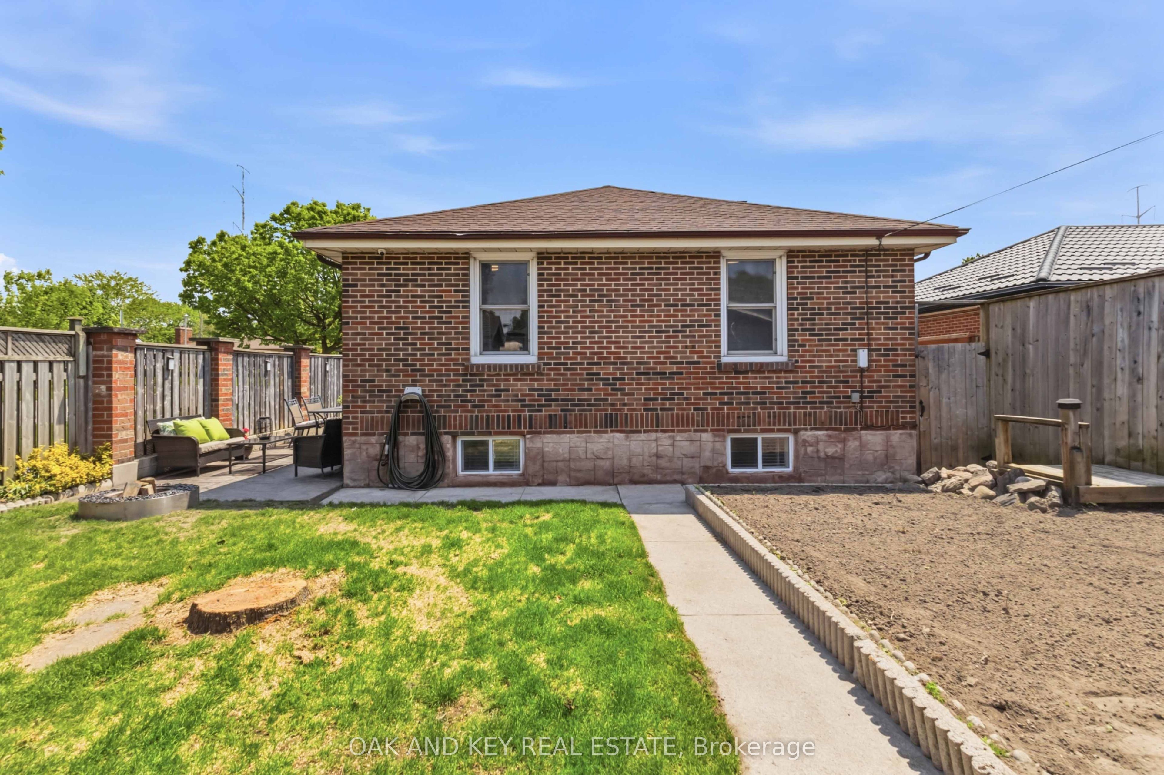 169 Ellsworth Crescent Property Photo 38
