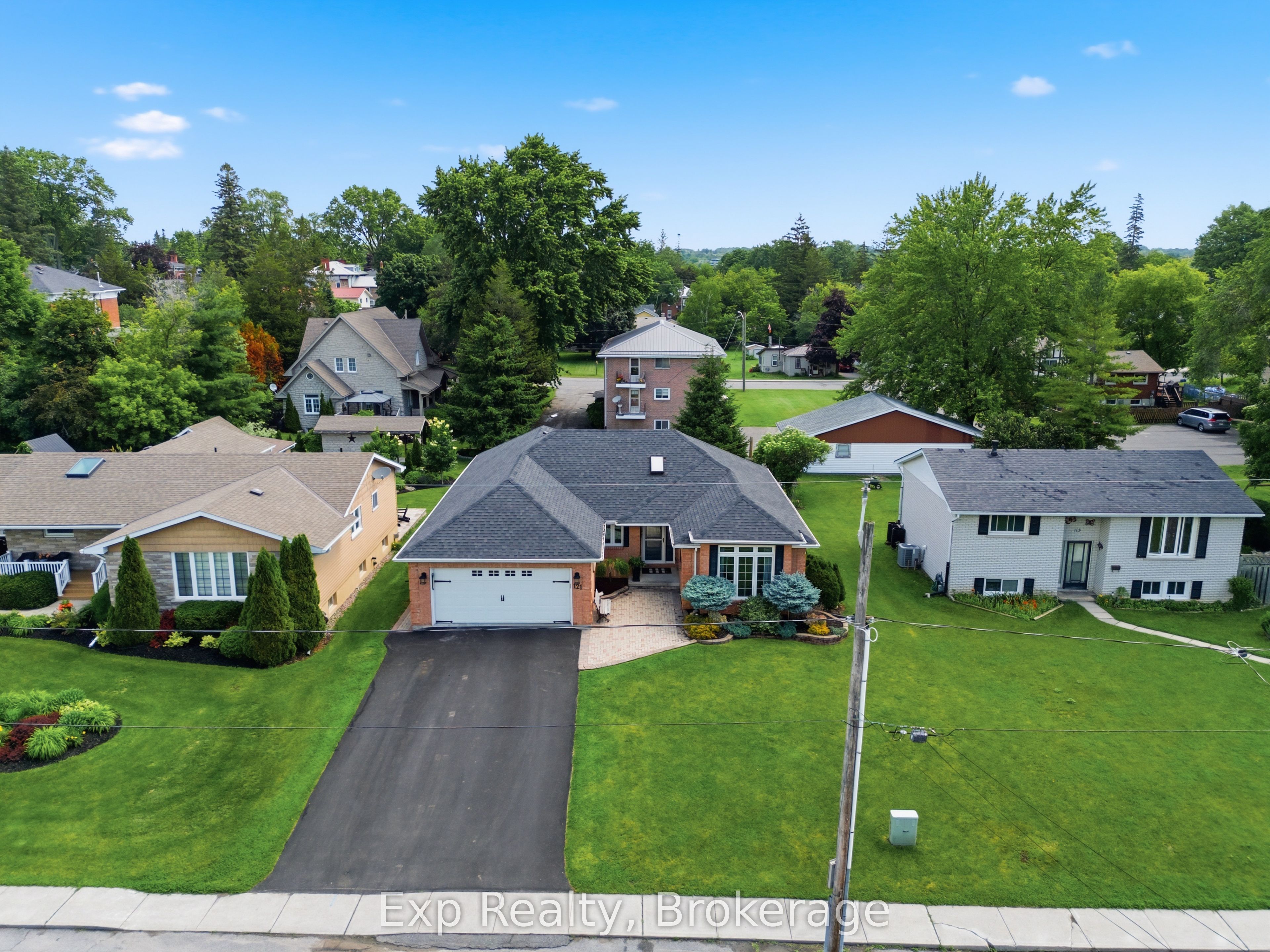 121 Simcoe Street Property Photo 1