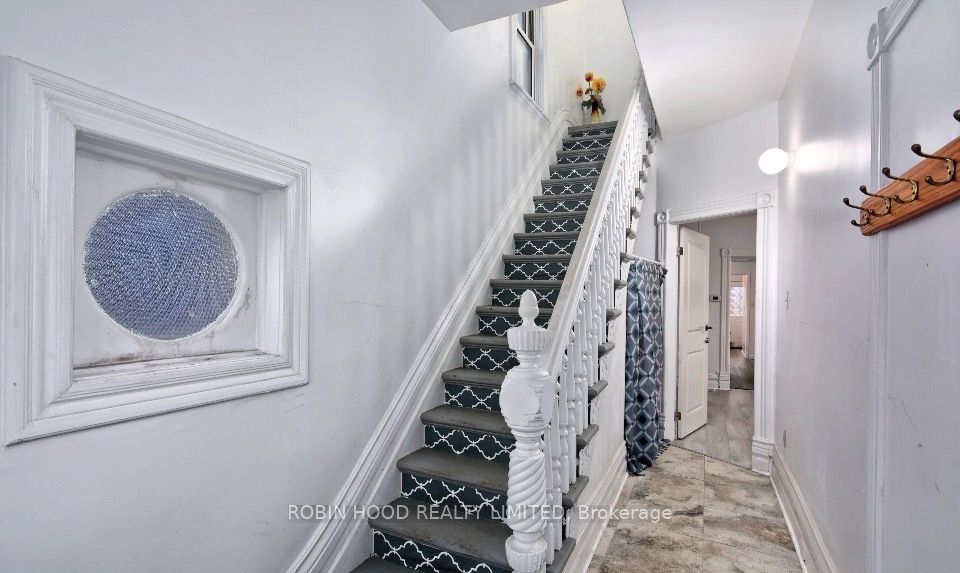 173 Adelaide Street N Property Photo 3