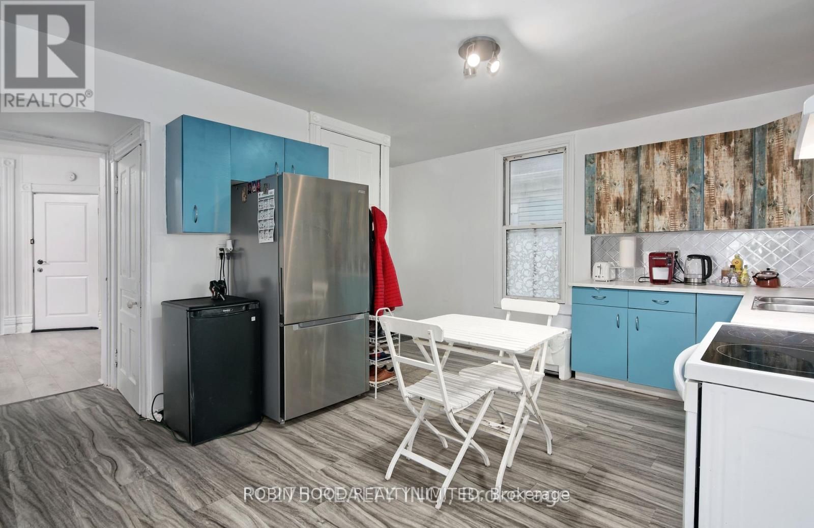 173 Adelaide Street N Property Photo 4