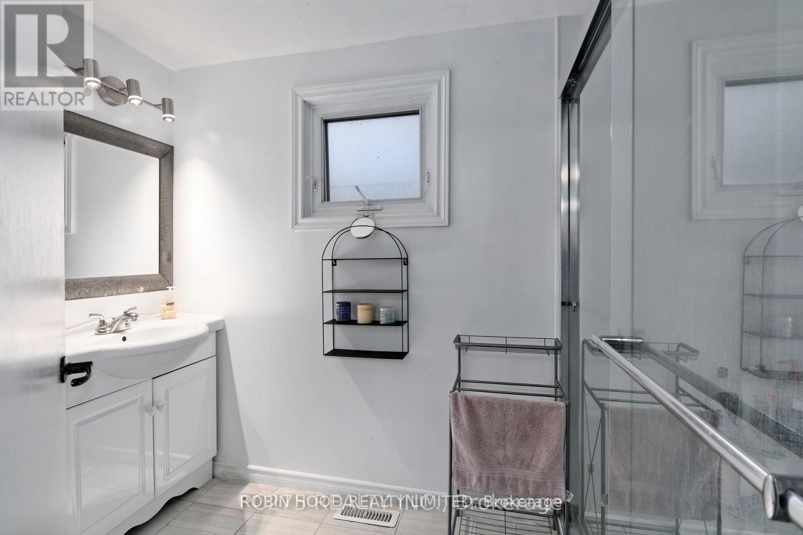 173 Adelaide Street N Property Photo 7
