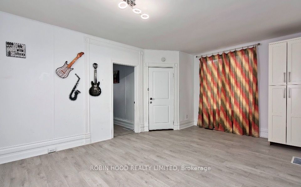173 Adelaide Street N Property Photo 8