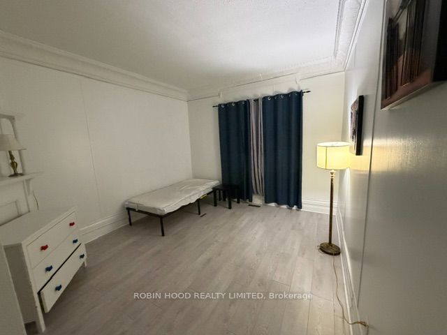 173 Adelaide Street N Property Photo 11