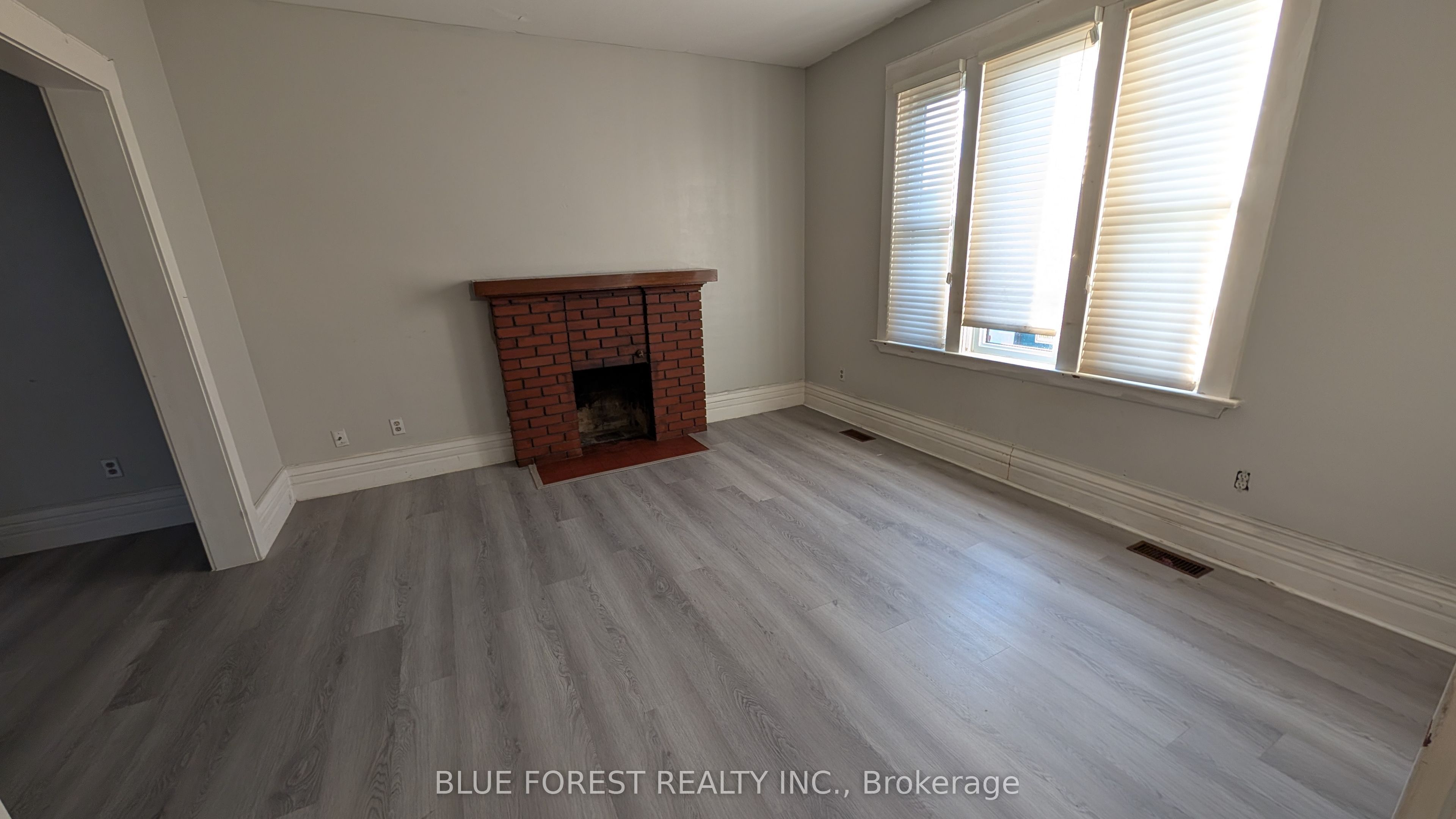 867 Queens Avenue Property Photo 3
