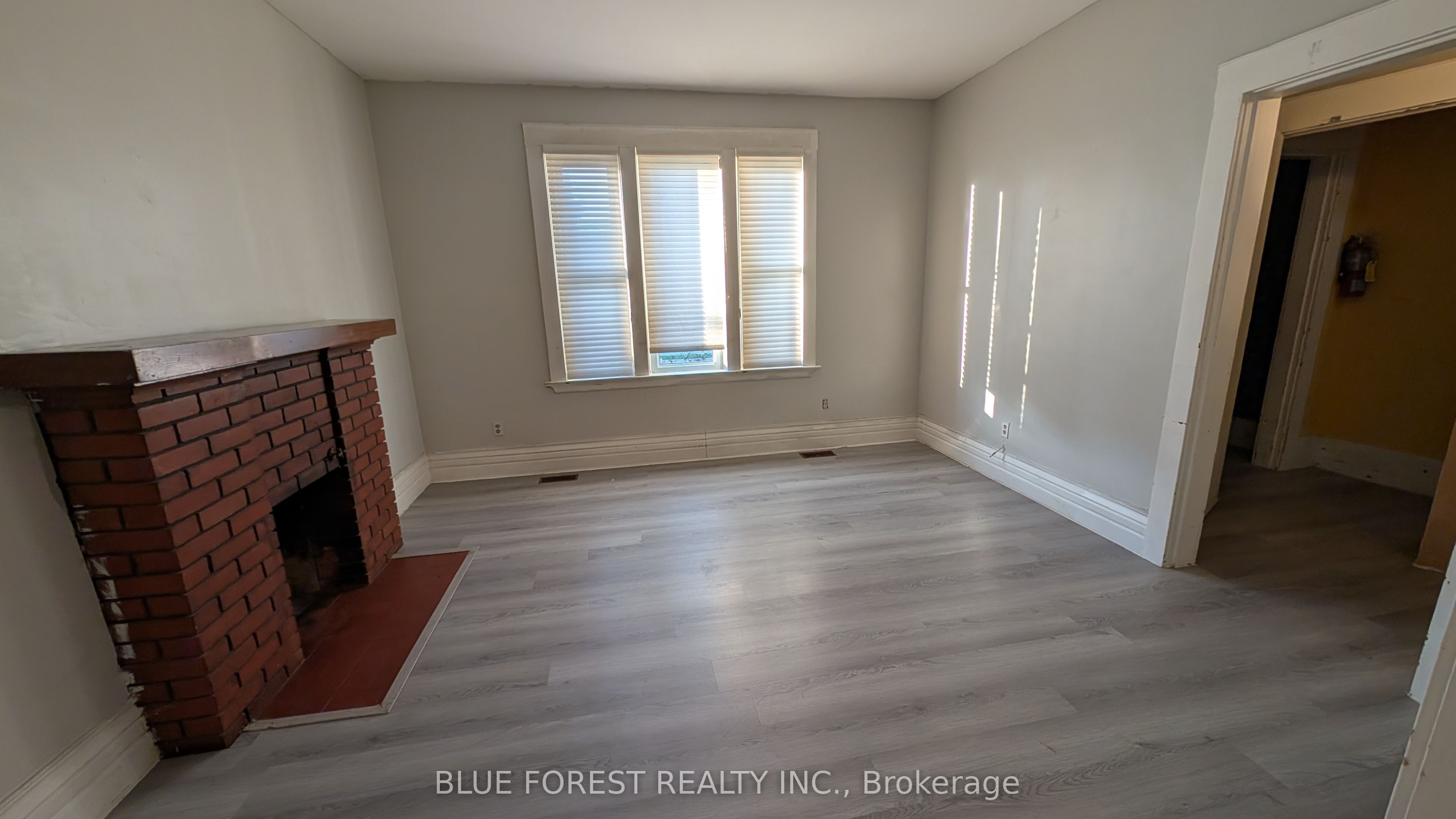 867 Queens Avenue Property Photo 5